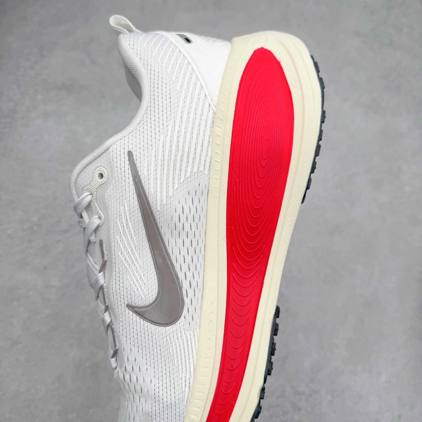 图片[7]-＃纯原福利 NK Air Zoom Vomero 18 轻便舒适公路跑步鞋 HM6803-001 质感柔软 弹力充沛 助力一路畅跑 乐享不停 厚实泡绵缔造舒适的回弹效果 铸就出色跑步表现 该鞋款轻盈透气 带你步入舒适新境界 疾速刺激感和非凡舒适脚感交织 定能让跑者在迈步间找到渴望已久的跑步乐趣 自如掌控跑步节奏、配速和里程 足底缓震配置赋予双足柔软舒适感受 助你一路畅跑 缓震设计 在双足触地时有助提供舒适脚感 搭载性能出众的 ZoomX 和 Cushlon 泡绵 营造柔软舒适脚感 助你稳稳迈步 基于跑者反馈 简化中底设计 带来出色舒适感 尺码：36 36.5 37.5 38 38.5 39 40 40.5 41 42 42.5 43 44 44.5 45-选品中心