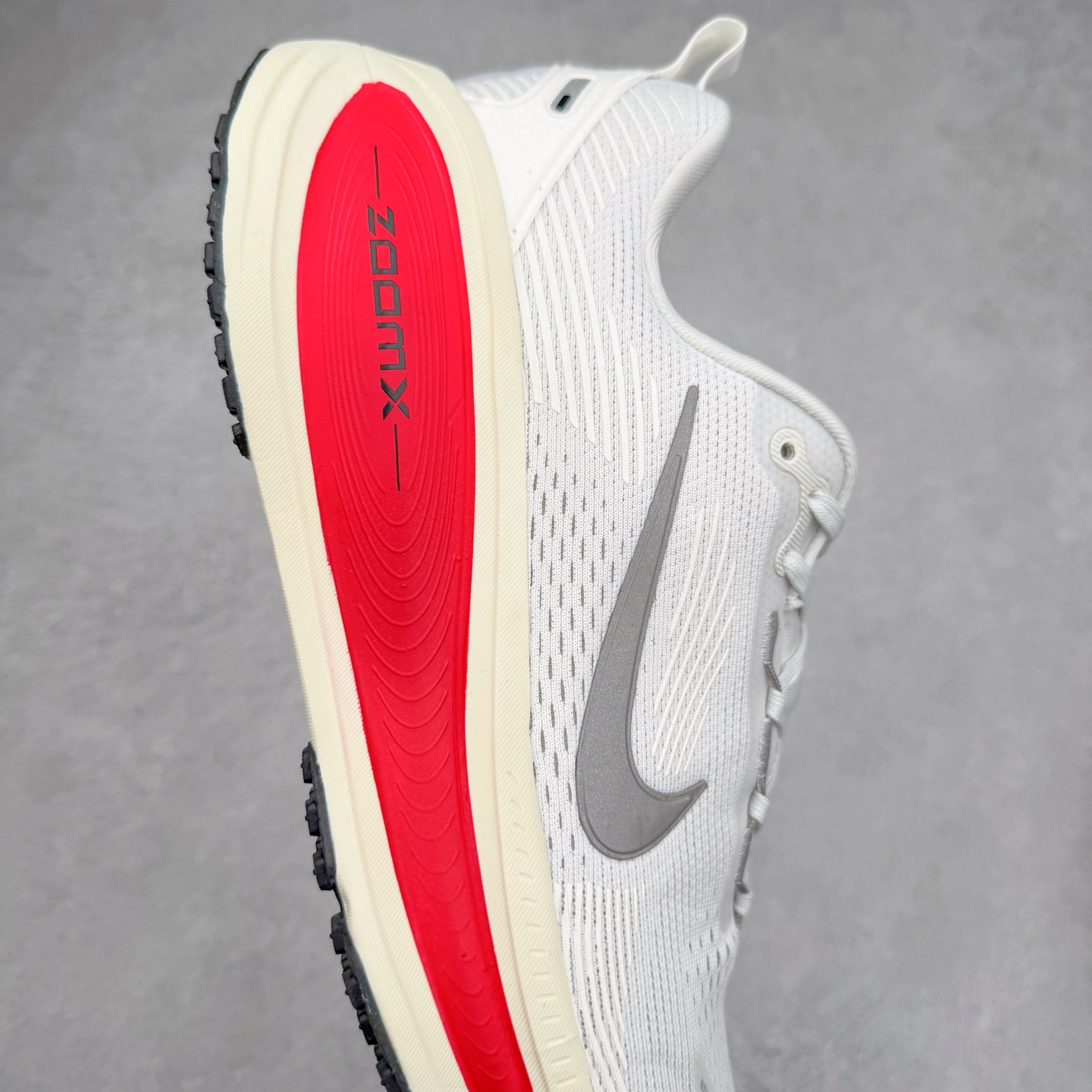 图片[6]-＃纯原福利 NK Air Zoom Vomero 18 轻便舒适公路跑步鞋 HM6803-001 质感柔软 弹力充沛 助力一路畅跑 乐享不停 厚实泡绵缔造舒适的回弹效果 铸就出色跑步表现 该鞋款轻盈透气 带你步入舒适新境界 疾速刺激感和非凡舒适脚感交织 定能让跑者在迈步间找到渴望已久的跑步乐趣 自如掌控跑步节奏、配速和里程 足底缓震配置赋予双足柔软舒适感受 助你一路畅跑 缓震设计 在双足触地时有助提供舒适脚感 搭载性能出众的 ZoomX 和 Cushlon 泡绵 营造柔软舒适脚感 助你稳稳迈步 基于跑者反馈 简化中底设计 带来出色舒适感 尺码：36 36.5 37.5 38 38.5 39 40 40.5 41 42 42.5 43 44 44.5 45-选品中心