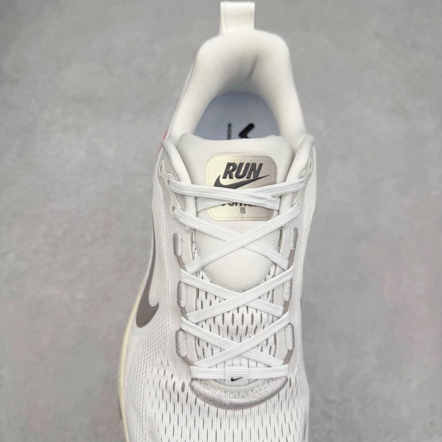 图片[5]-＃纯原福利 NK Air Zoom Vomero 18 轻便舒适公路跑步鞋 HM6803-001 质感柔软 弹力充沛 助力一路畅跑 乐享不停 厚实泡绵缔造舒适的回弹效果 铸就出色跑步表现 该鞋款轻盈透气 带你步入舒适新境界 疾速刺激感和非凡舒适脚感交织 定能让跑者在迈步间找到渴望已久的跑步乐趣 自如掌控跑步节奏、配速和里程 足底缓震配置赋予双足柔软舒适感受 助你一路畅跑 缓震设计 在双足触地时有助提供舒适脚感 搭载性能出众的 ZoomX 和 Cushlon 泡绵 营造柔软舒适脚感 助你稳稳迈步 基于跑者反馈 简化中底设计 带来出色舒适感 尺码：36 36.5 37.5 38 38.5 39 40 40.5 41 42 42.5 43 44 44.5 45-选品中心