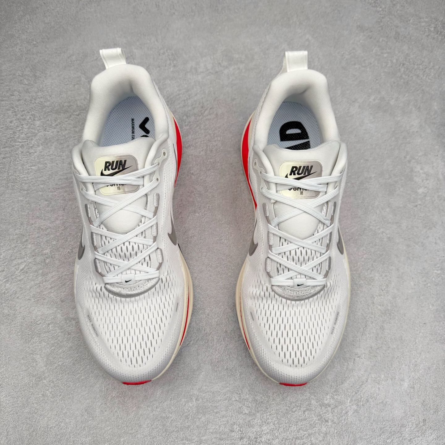 图片[2]-＃纯原福利 NK Air Zoom Vomero 18 轻便舒适公路跑步鞋 HM6803-001 质感柔软 弹力充沛 助力一路畅跑 乐享不停 厚实泡绵缔造舒适的回弹效果 铸就出色跑步表现 该鞋款轻盈透气 带你步入舒适新境界 疾速刺激感和非凡舒适脚感交织 定能让跑者在迈步间找到渴望已久的跑步乐趣 自如掌控跑步节奏、配速和里程 足底缓震配置赋予双足柔软舒适感受 助你一路畅跑 缓震设计 在双足触地时有助提供舒适脚感 搭载性能出众的 ZoomX 和 Cushlon 泡绵 营造柔软舒适脚感 助你稳稳迈步 基于跑者反馈 简化中底设计 带来出色舒适感 尺码：36 36.5 37.5 38 38.5 39 40 40.5 41 42 42.5 43 44 44.5 45-选品中心