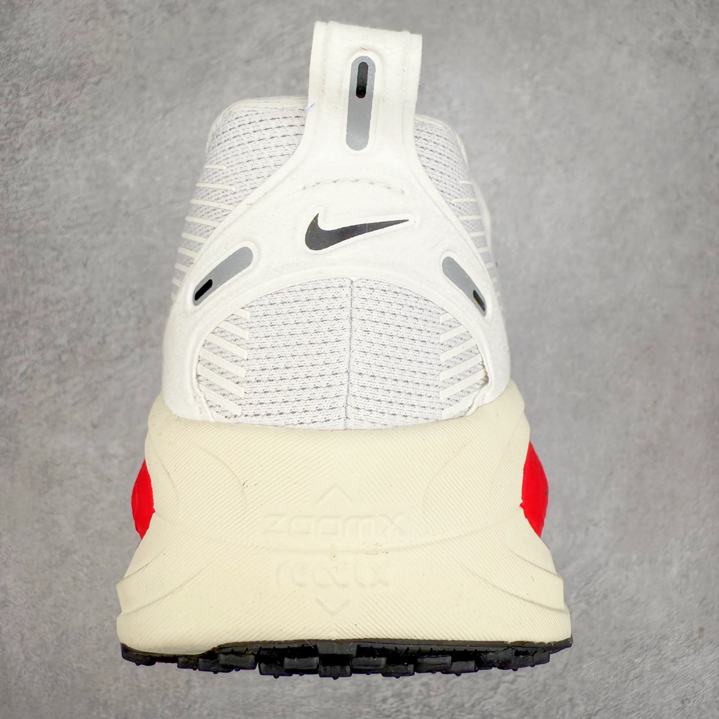 图片[8]-＃纯原福利 NK Air Zoom Vomero 18 轻便舒适公路跑步鞋 HM6803-001 质感柔软 弹力充沛 助力一路畅跑 乐享不停 厚实泡绵缔造舒适的回弹效果 铸就出色跑步表现 该鞋款轻盈透气 带你步入舒适新境界 疾速刺激感和非凡舒适脚感交织 定能让跑者在迈步间找到渴望已久的跑步乐趣 自如掌控跑步节奏、配速和里程 足底缓震配置赋予双足柔软舒适感受 助你一路畅跑 缓震设计 在双足触地时有助提供舒适脚感 搭载性能出众的 ZoomX 和 Cushlon 泡绵 营造柔软舒适脚感 助你稳稳迈步 基于跑者反馈 简化中底设计 带来出色舒适感 尺码：36 36.5 37.5 38 38.5 39 40 40.5 41 42 42.5 43 44 44.5 45-选品中心