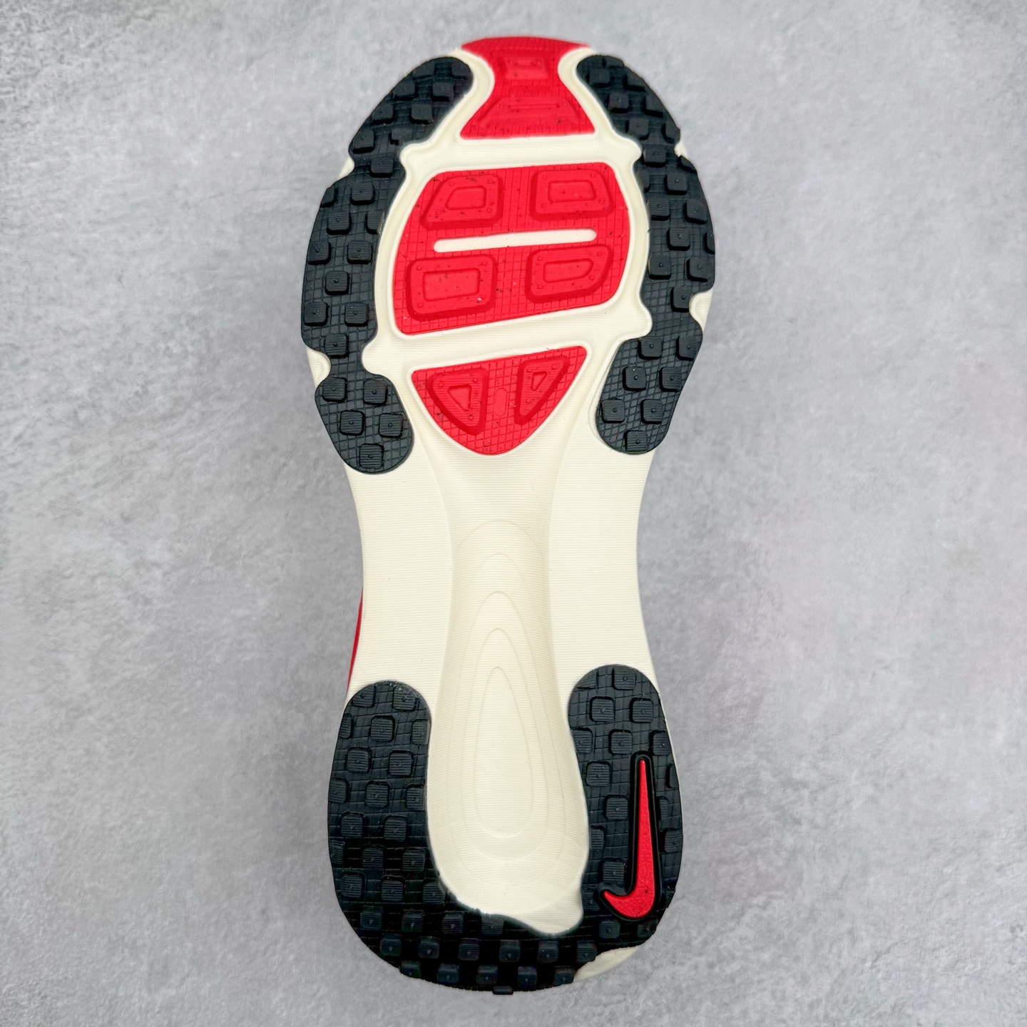 图片[9]-＃纯原福利 NK Air Zoom Vomero 18 轻便舒适公路跑步鞋 HM6803-001 质感柔软 弹力充沛 助力一路畅跑 乐享不停 厚实泡绵缔造舒适的回弹效果 铸就出色跑步表现 该鞋款轻盈透气 带你步入舒适新境界 疾速刺激感和非凡舒适脚感交织 定能让跑者在迈步间找到渴望已久的跑步乐趣 自如掌控跑步节奏、配速和里程 足底缓震配置赋予双足柔软舒适感受 助你一路畅跑 缓震设计 在双足触地时有助提供舒适脚感 搭载性能出众的 ZoomX 和 Cushlon 泡绵 营造柔软舒适脚感 助你稳稳迈步 基于跑者反馈 简化中底设计 带来出色舒适感 尺码：36 36.5 37.5 38 38.5 39 40 40.5 41 42 42.5 43 44 44.5 45-选品中心