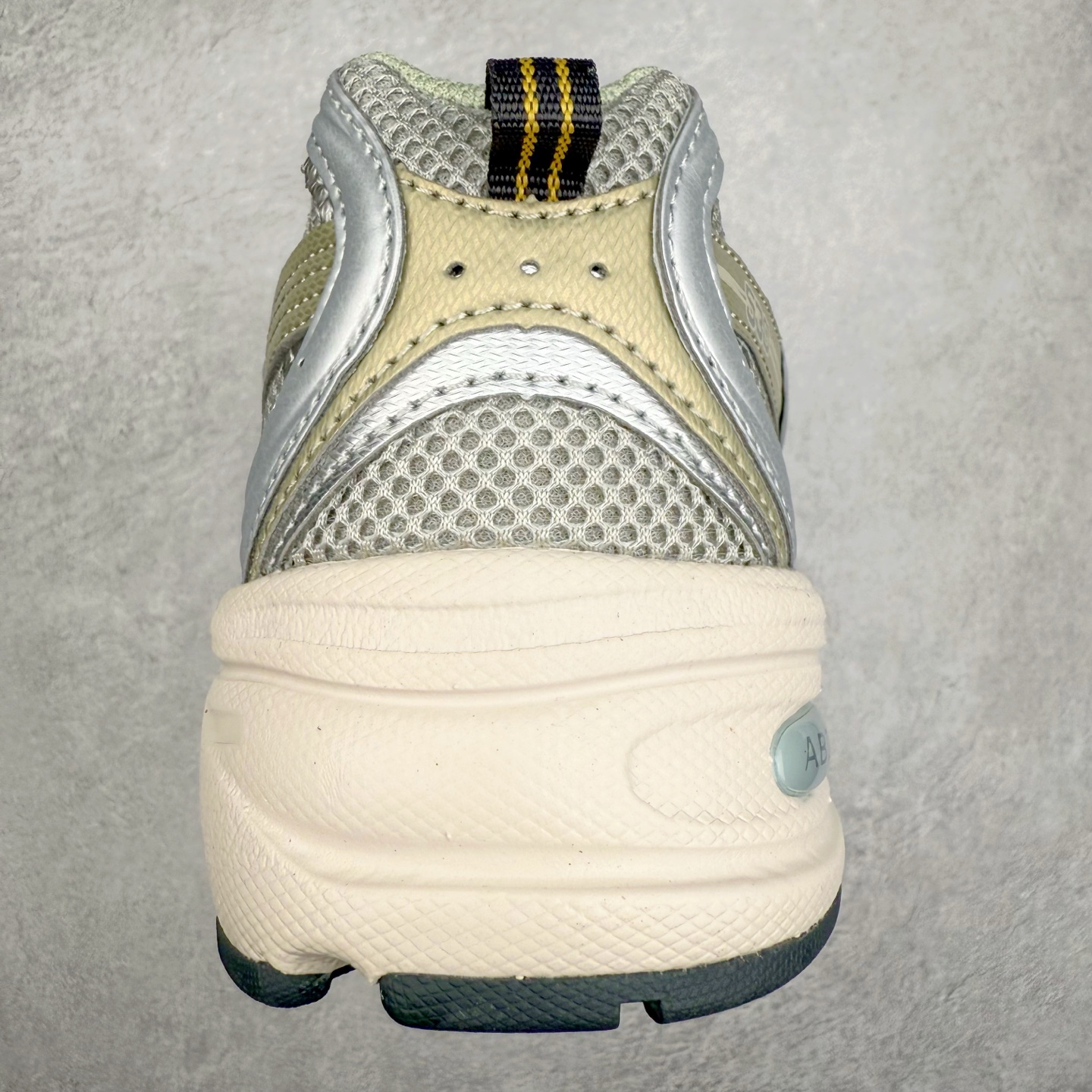 图片[8]-＃福利特价 New Balance NB530 新百伦复古透气跑步鞋 抛弃过往以皮革为主的人气轮廓 以极具复古风范的跑鞋外观呈现 设计上全鞋以简约清爽的纯白色作基底 鞋身覆盖大面积织物网眼材质 并于鞋头、鞋带孔眼片等细节处点缀对比鲜明的反光银镀层凸显 鞋舌、侧身等位置则辅以一贯的「N」字标志和品牌徽标彰显身份 最后通过搭载的 ABZORB 缓震中底完善整体造型 尺码：36 37 37.5 38 38.5 39 40 40.5 41 42 42.5 43 44 45-选品中心