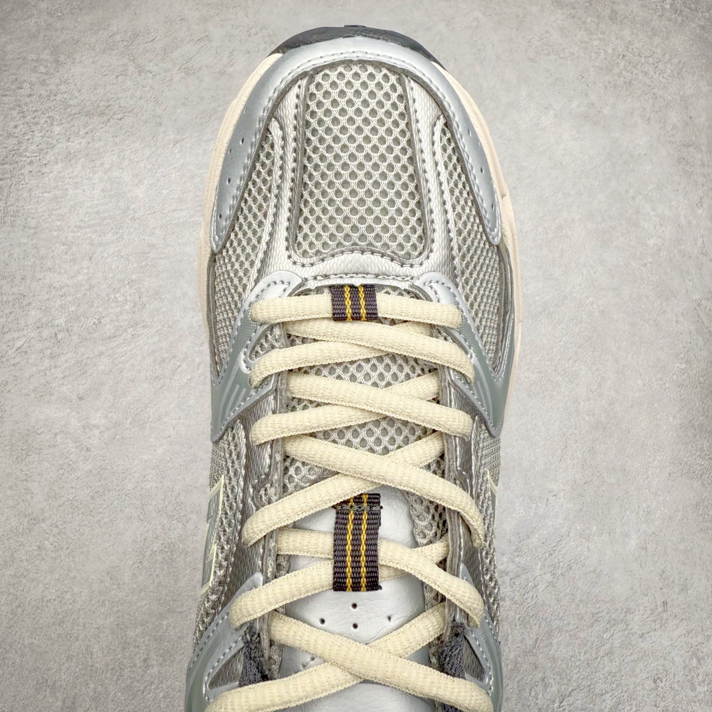 图片[4]-＃福利特价 New Balance NB530 新百伦复古透气跑步鞋 抛弃过往以皮革为主的人气轮廓 以极具复古风范的跑鞋外观呈现 设计上全鞋以简约清爽的纯白色作基底 鞋身覆盖大面积织物网眼材质 并于鞋头、鞋带孔眼片等细节处点缀对比鲜明的反光银镀层凸显 鞋舌、侧身等位置则辅以一贯的「N」字标志和品牌徽标彰显身份 最后通过搭载的 ABZORB 缓震中底完善整体造型 尺码：36 37 37.5 38 38.5 39 40 40.5 41 42 42.5 43 44 45-选品中心