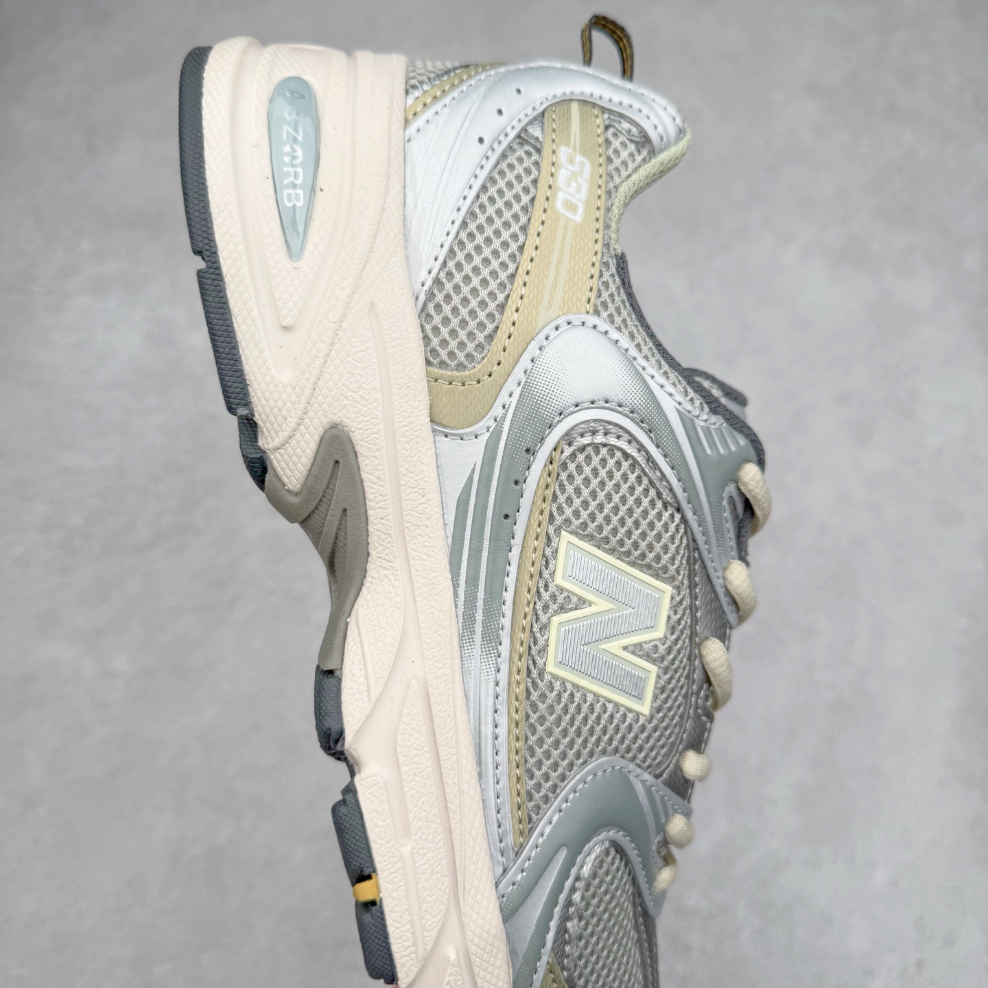 图片[6]-＃福利特价 New Balance NB530 新百伦复古透气跑步鞋 抛弃过往以皮革为主的人气轮廓 以极具复古风范的跑鞋外观呈现 设计上全鞋以简约清爽的纯白色作基底 鞋身覆盖大面积织物网眼材质 并于鞋头、鞋带孔眼片等细节处点缀对比鲜明的反光银镀层凸显 鞋舌、侧身等位置则辅以一贯的「N」字标志和品牌徽标彰显身份 最后通过搭载的 ABZORB 缓震中底完善整体造型 尺码：36 37 37.5 38 38.5 39 40 40.5 41 42 42.5 43 44 45-选品中心