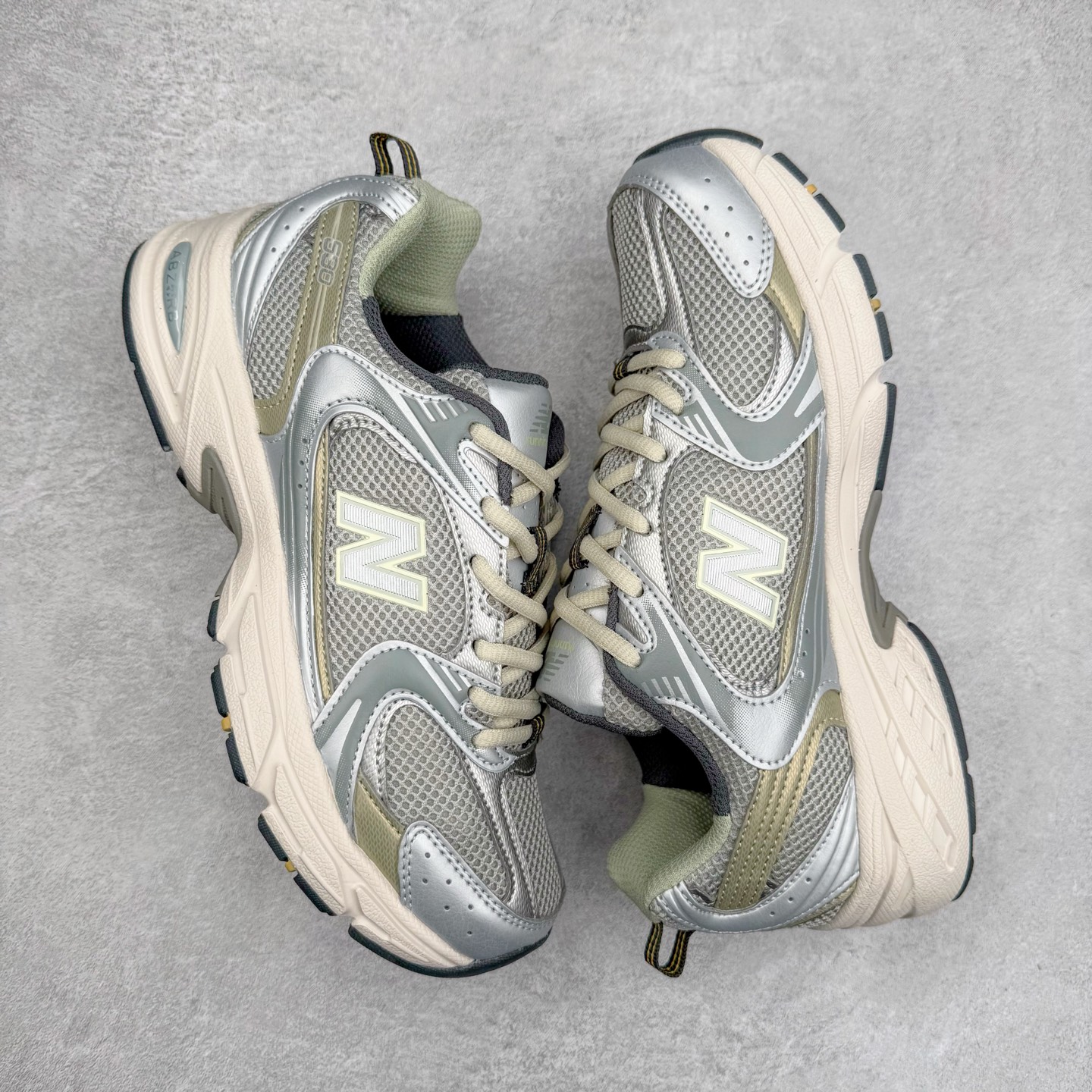 图片[3]-＃福利特价 New Balance NB530 新百伦复古透气跑步鞋 抛弃过往以皮革为主的人气轮廓 以极具复古风范的跑鞋外观呈现 设计上全鞋以简约清爽的纯白色作基底 鞋身覆盖大面积织物网眼材质 并于鞋头、鞋带孔眼片等细节处点缀对比鲜明的反光银镀层凸显 鞋舌、侧身等位置则辅以一贯的「N」字标志和品牌徽标彰显身份 最后通过搭载的 ABZORB 缓震中底完善整体造型 尺码：36 37 37.5 38 38.5 39 40 40.5 41 42 42.5 43 44 45-选品中心