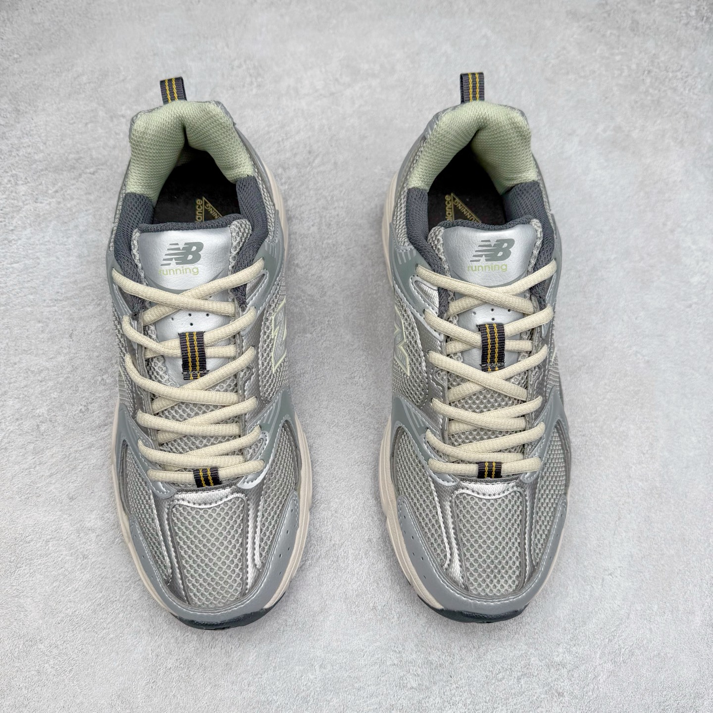 图片[2]-＃福利特价 New Balance NB530 新百伦复古透气跑步鞋 抛弃过往以皮革为主的人气轮廓 以极具复古风范的跑鞋外观呈现 设计上全鞋以简约清爽的纯白色作基底 鞋身覆盖大面积织物网眼材质 并于鞋头、鞋带孔眼片等细节处点缀对比鲜明的反光银镀层凸显 鞋舌、侧身等位置则辅以一贯的「N」字标志和品牌徽标彰显身份 最后通过搭载的 ABZORB 缓震中底完善整体造型 尺码：36 37 37.5 38 38.5 39 40 40.5 41 42 42.5 43 44 45-选品中心