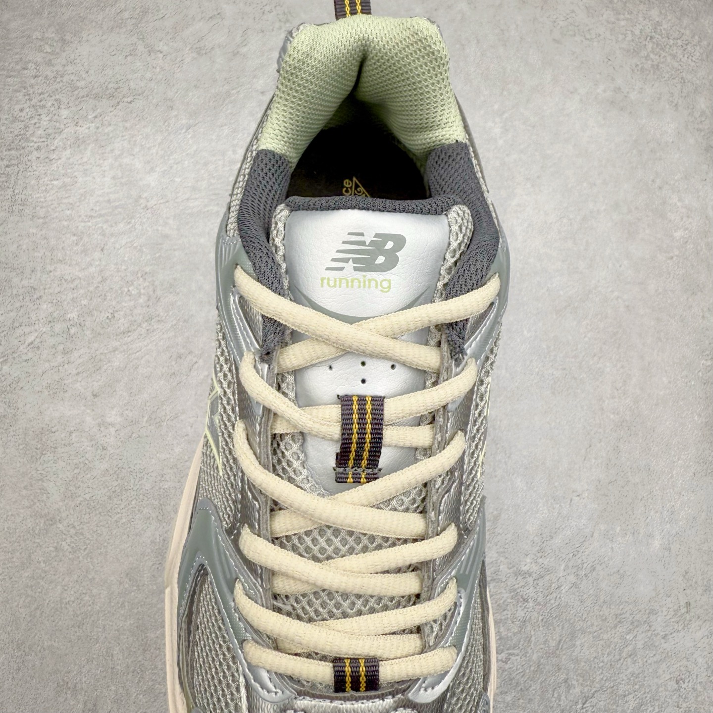 图片[5]-＃福利特价 New Balance NB530 新百伦复古透气跑步鞋 抛弃过往以皮革为主的人气轮廓 以极具复古风范的跑鞋外观呈现 设计上全鞋以简约清爽的纯白色作基底 鞋身覆盖大面积织物网眼材质 并于鞋头、鞋带孔眼片等细节处点缀对比鲜明的反光银镀层凸显 鞋舌、侧身等位置则辅以一贯的「N」字标志和品牌徽标彰显身份 最后通过搭载的 ABZORB 缓震中底完善整体造型 尺码：36 37 37.5 38 38.5 39 40 40.5 41 42 42.5 43 44 45-选品中心