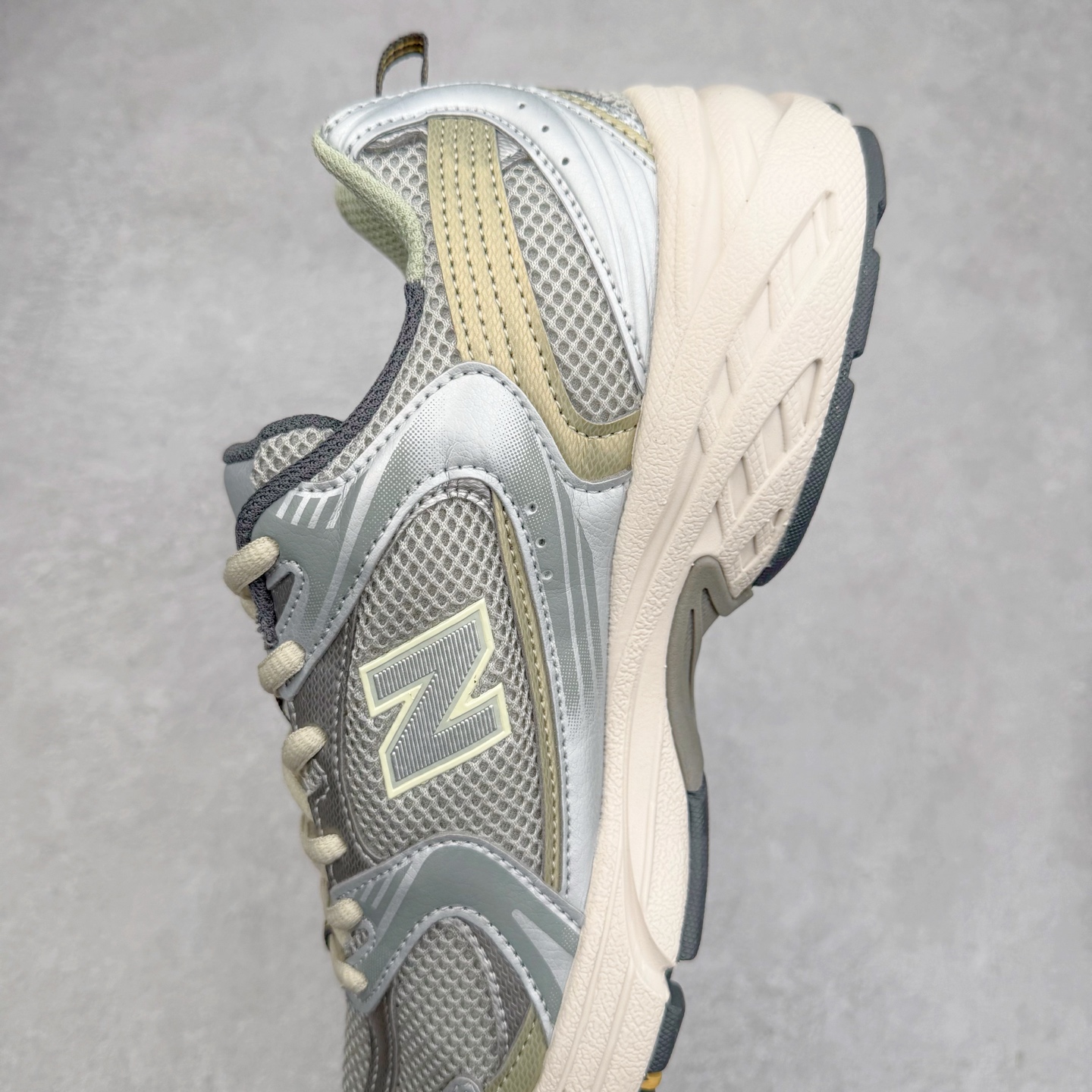 图片[7]-＃福利特价 New Balance NB530 新百伦复古透气跑步鞋 抛弃过往以皮革为主的人气轮廓 以极具复古风范的跑鞋外观呈现 设计上全鞋以简约清爽的纯白色作基底 鞋身覆盖大面积织物网眼材质 并于鞋头、鞋带孔眼片等细节处点缀对比鲜明的反光银镀层凸显 鞋舌、侧身等位置则辅以一贯的「N」字标志和品牌徽标彰显身份 最后通过搭载的 ABZORB 缓震中底完善整体造型 尺码：36 37 37.5 38 38.5 39 40 40.5 41 42 42.5 43 44 45-选品中心
