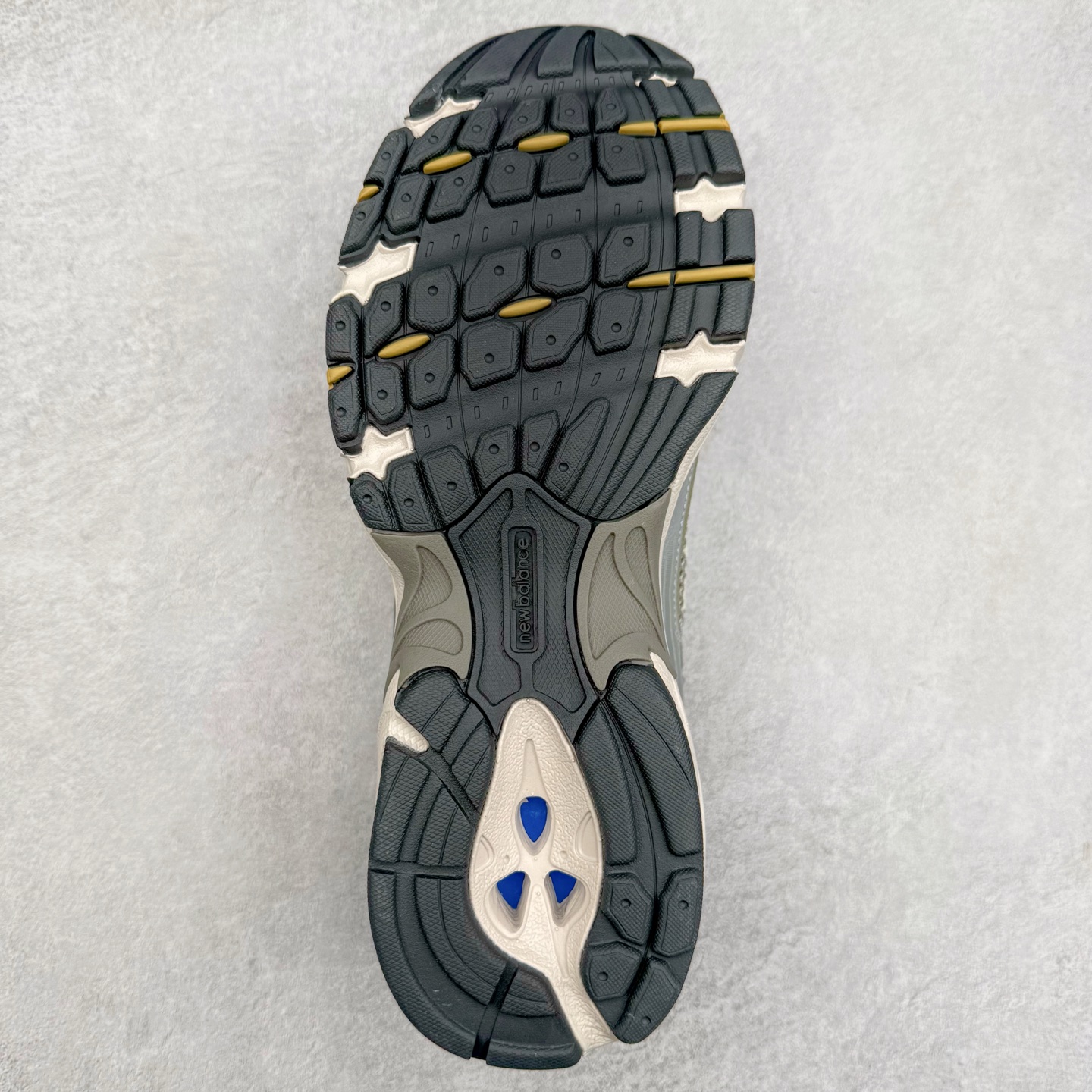 图片[9]-＃福利特价 New Balance NB530 新百伦复古透气跑步鞋 抛弃过往以皮革为主的人气轮廓 以极具复古风范的跑鞋外观呈现 设计上全鞋以简约清爽的纯白色作基底 鞋身覆盖大面积织物网眼材质 并于鞋头、鞋带孔眼片等细节处点缀对比鲜明的反光银镀层凸显 鞋舌、侧身等位置则辅以一贯的「N」字标志和品牌徽标彰显身份 最后通过搭载的 ABZORB 缓震中底完善整体造型 尺码：36 37 37.5 38 38.5 39 40 40.5 41 42 42.5 43 44 45-选品中心