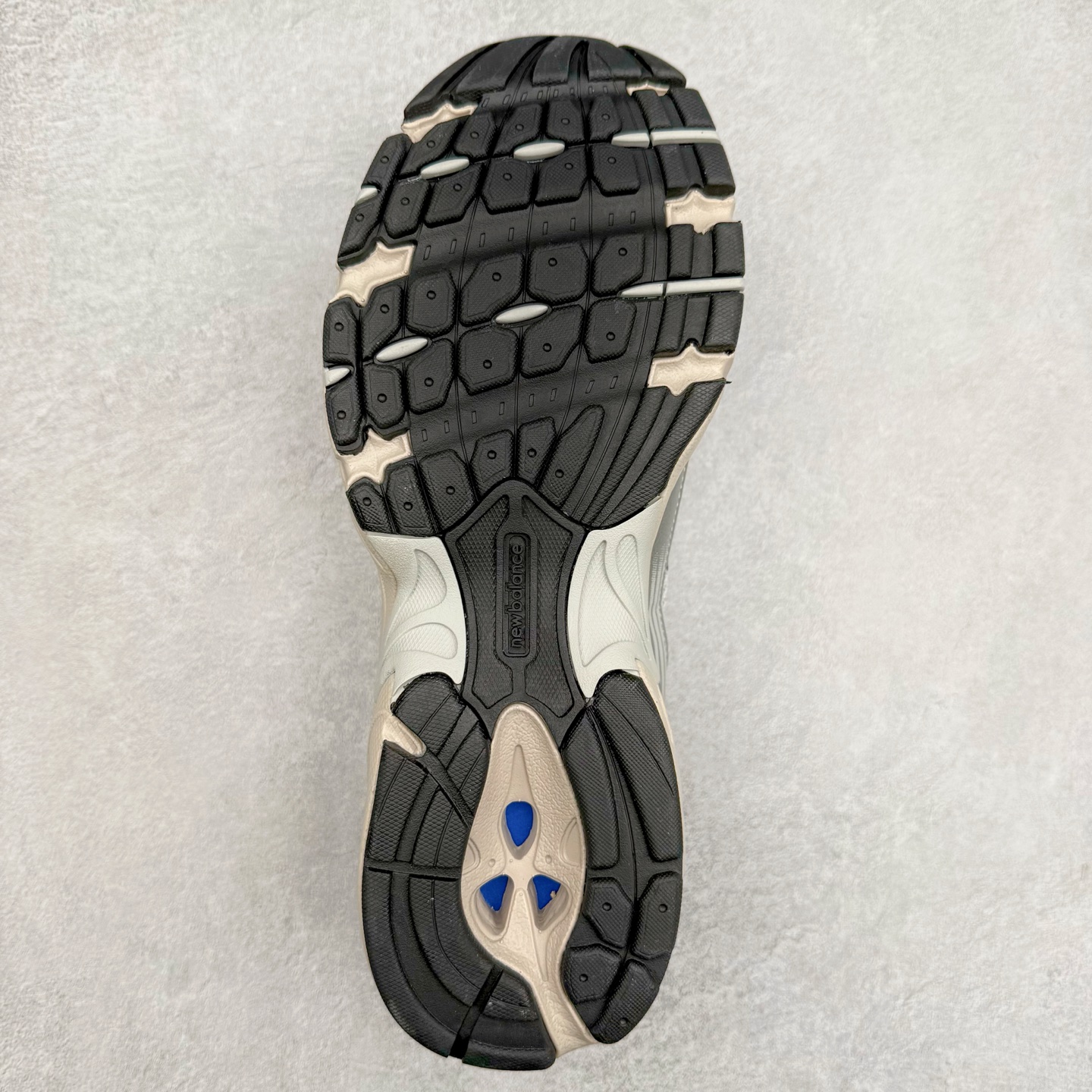 图片[9]-＃福利特价 New Balance NB530 新百伦复古透气跑步鞋 抛弃过往以皮革为主的人气轮廓 以极具复古风范的跑鞋外观呈现 设计上全鞋以简约清爽的纯白色作基底 鞋身覆盖大面积织物网眼材质 并于鞋头、鞋带孔眼片等细节处点缀对比鲜明的反光银镀层凸显 鞋舌、侧身等位置则辅以一贯的「N」字标志和品牌徽标彰显身份 最后通过搭载的 ABZORB 缓震中底完善整体造型 尺码：36 37 37.5 38 38.5 39 40 40.5 41 42 42.5 43 44 45-选品中心