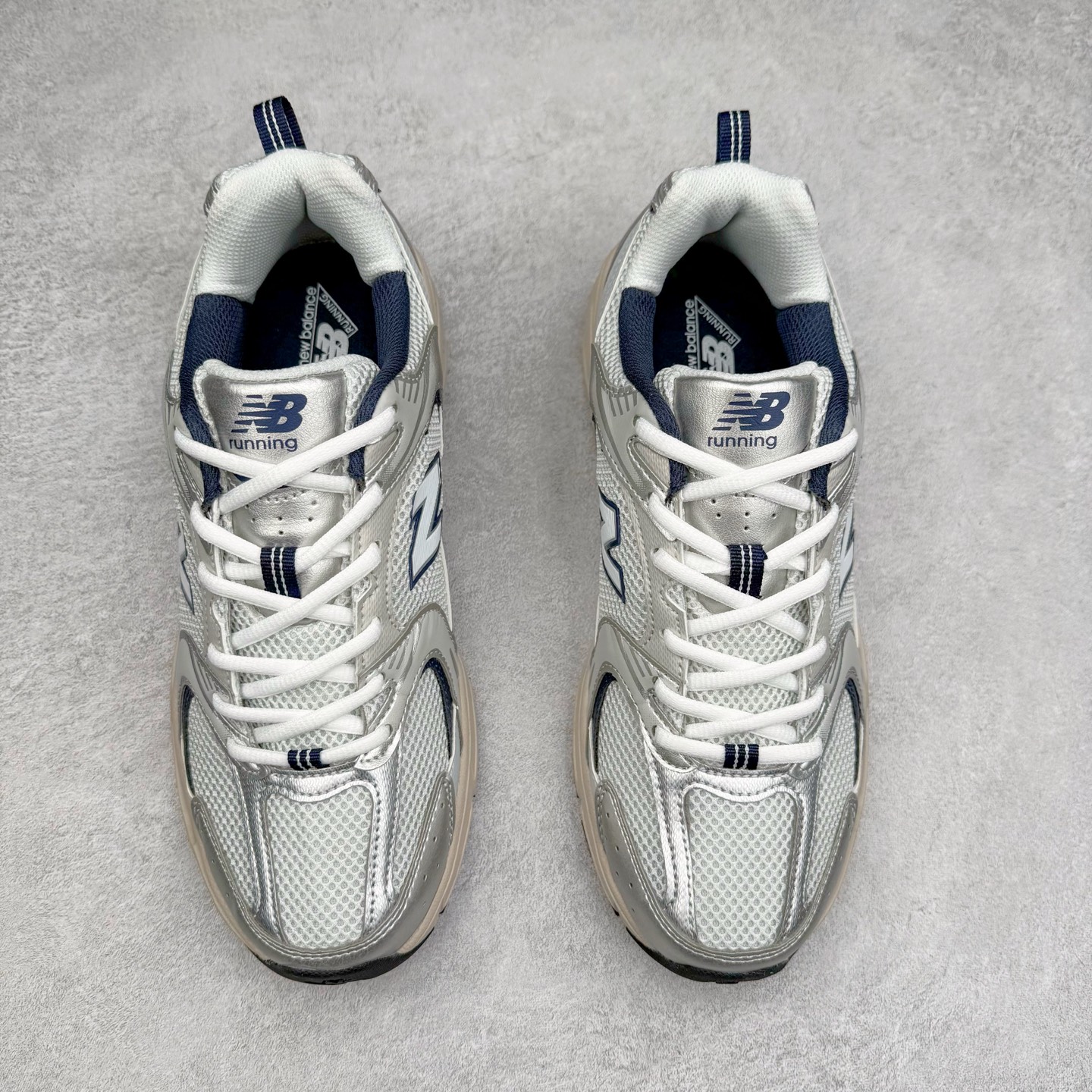 图片[2]-＃福利特价 New Balance NB530 新百伦复古透气跑步鞋 抛弃过往以皮革为主的人气轮廓 以极具复古风范的跑鞋外观呈现 设计上全鞋以简约清爽的纯白色作基底 鞋身覆盖大面积织物网眼材质 并于鞋头、鞋带孔眼片等细节处点缀对比鲜明的反光银镀层凸显 鞋舌、侧身等位置则辅以一贯的「N」字标志和品牌徽标彰显身份 最后通过搭载的 ABZORB 缓震中底完善整体造型 尺码：36 37 37.5 38 38.5 39 40 40.5 41 42 42.5 43 44 45-选品中心