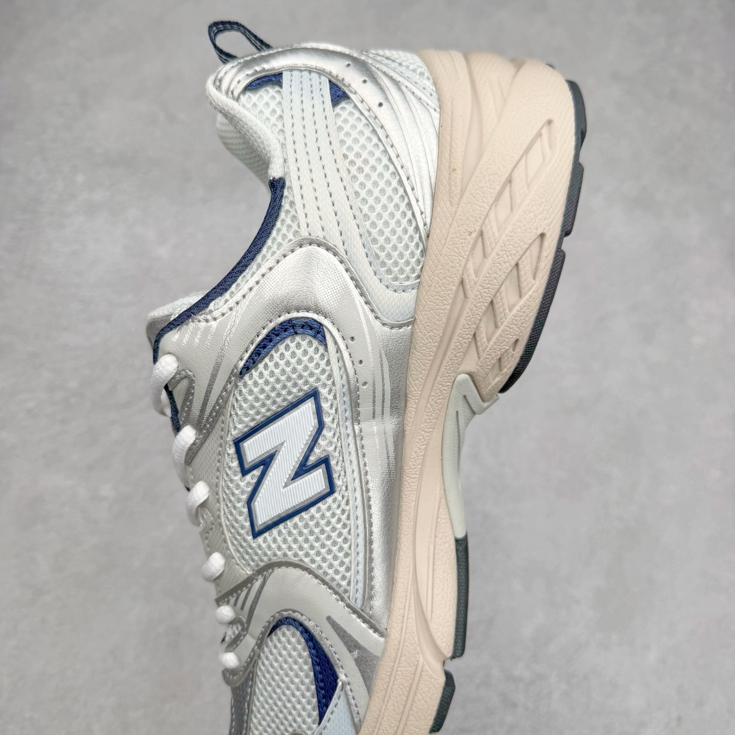 图片[7]-＃福利特价 New Balance NB530 新百伦复古透气跑步鞋 抛弃过往以皮革为主的人气轮廓 以极具复古风范的跑鞋外观呈现 设计上全鞋以简约清爽的纯白色作基底 鞋身覆盖大面积织物网眼材质 并于鞋头、鞋带孔眼片等细节处点缀对比鲜明的反光银镀层凸显 鞋舌、侧身等位置则辅以一贯的「N」字标志和品牌徽标彰显身份 最后通过搭载的 ABZORB 缓震中底完善整体造型 尺码：36 37 37.5 38 38.5 39 40 40.5 41 42 42.5 43 44 45-选品中心