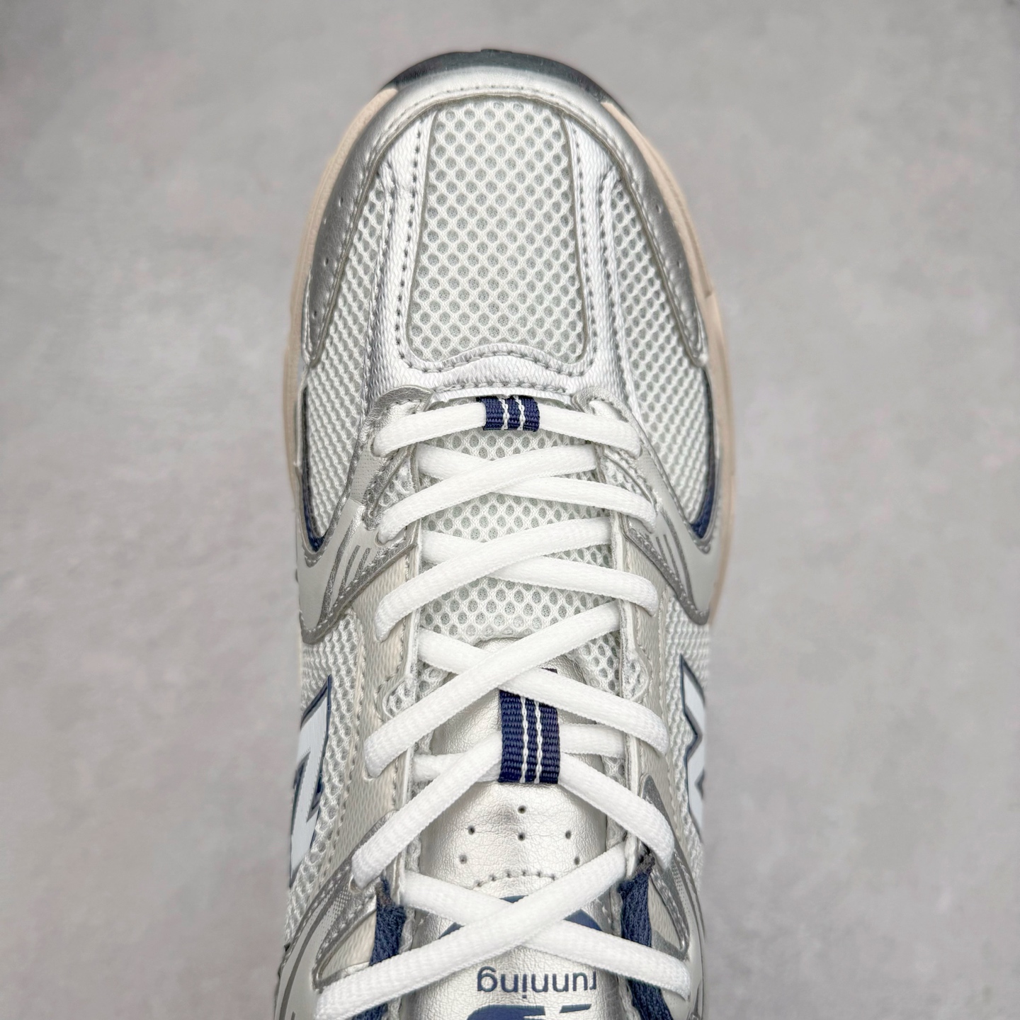 图片[4]-＃福利特价 New Balance NB530 新百伦复古透气跑步鞋 抛弃过往以皮革为主的人气轮廓 以极具复古风范的跑鞋外观呈现 设计上全鞋以简约清爽的纯白色作基底 鞋身覆盖大面积织物网眼材质 并于鞋头、鞋带孔眼片等细节处点缀对比鲜明的反光银镀层凸显 鞋舌、侧身等位置则辅以一贯的「N」字标志和品牌徽标彰显身份 最后通过搭载的 ABZORB 缓震中底完善整体造型 尺码：36 37 37.5 38 38.5 39 40 40.5 41 42 42.5 43 44 45-选品中心