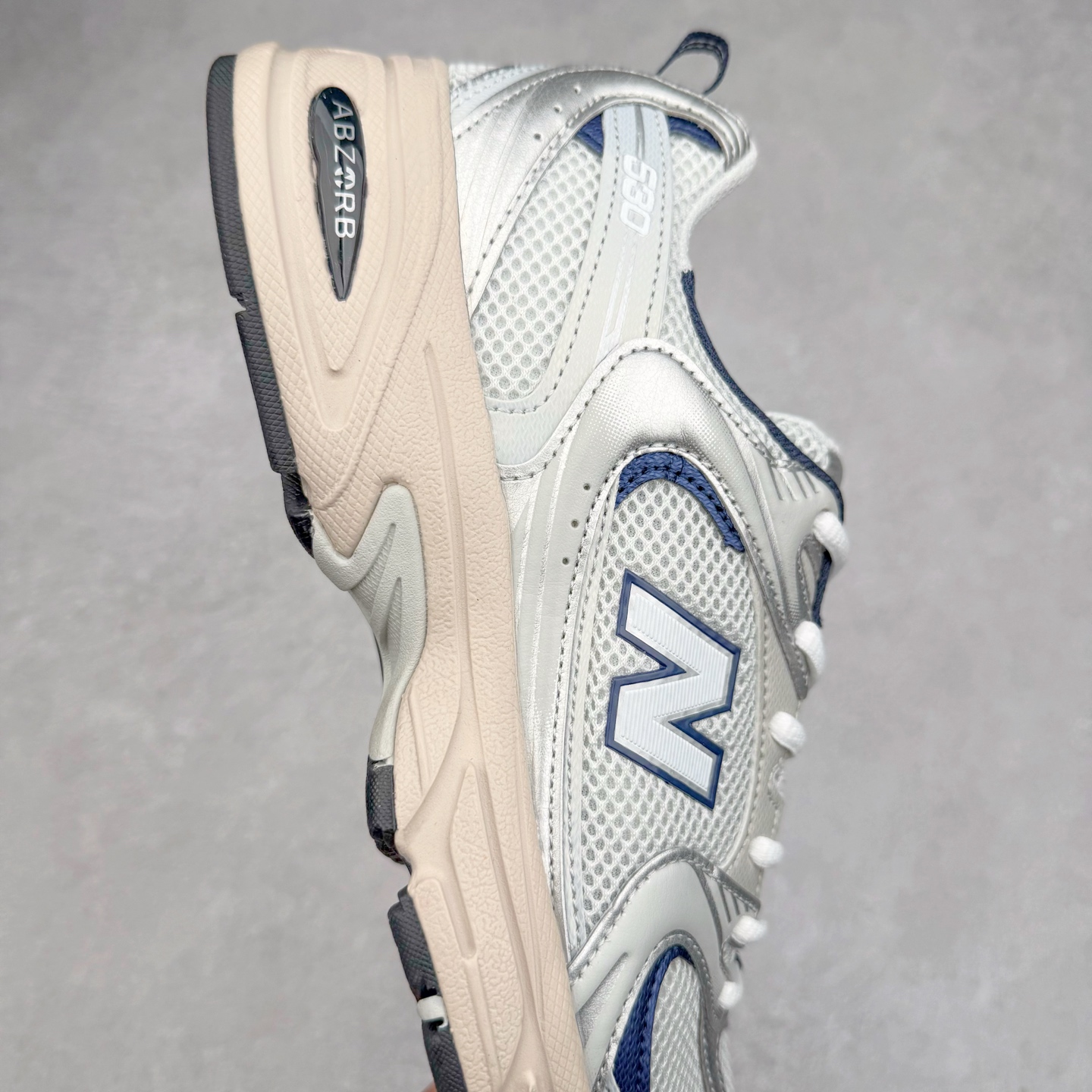 图片[6]-＃福利特价 New Balance NB530 新百伦复古透气跑步鞋 抛弃过往以皮革为主的人气轮廓 以极具复古风范的跑鞋外观呈现 设计上全鞋以简约清爽的纯白色作基底 鞋身覆盖大面积织物网眼材质 并于鞋头、鞋带孔眼片等细节处点缀对比鲜明的反光银镀层凸显 鞋舌、侧身等位置则辅以一贯的「N」字标志和品牌徽标彰显身份 最后通过搭载的 ABZORB 缓震中底完善整体造型 尺码：36 37 37.5 38 38.5 39 40 40.5 41 42 42.5 43 44 45-选品中心