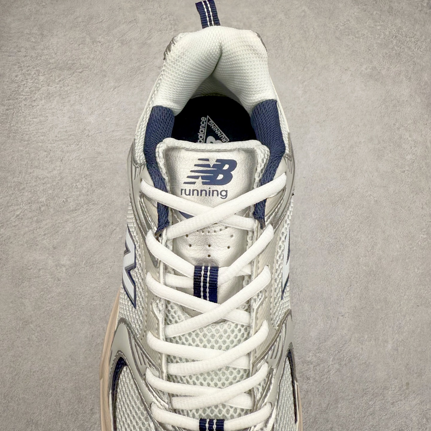 图片[5]-＃福利特价 New Balance NB530 新百伦复古透气跑步鞋 抛弃过往以皮革为主的人气轮廓 以极具复古风范的跑鞋外观呈现 设计上全鞋以简约清爽的纯白色作基底 鞋身覆盖大面积织物网眼材质 并于鞋头、鞋带孔眼片等细节处点缀对比鲜明的反光银镀层凸显 鞋舌、侧身等位置则辅以一贯的「N」字标志和品牌徽标彰显身份 最后通过搭载的 ABZORB 缓震中底完善整体造型 尺码：36 37 37.5 38 38.5 39 40 40.5 41 42 42.5 43 44 45-选品中心