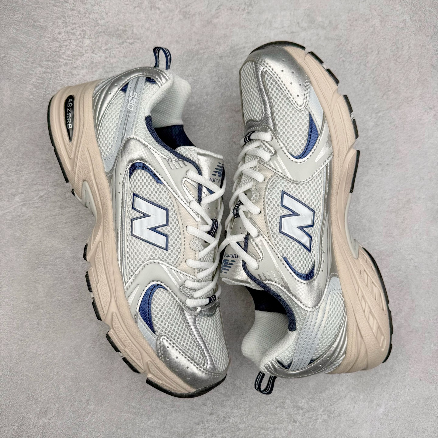 图片[3]-＃福利特价 New Balance NB530 新百伦复古透气跑步鞋 抛弃过往以皮革为主的人气轮廓 以极具复古风范的跑鞋外观呈现 设计上全鞋以简约清爽的纯白色作基底 鞋身覆盖大面积织物网眼材质 并于鞋头、鞋带孔眼片等细节处点缀对比鲜明的反光银镀层凸显 鞋舌、侧身等位置则辅以一贯的「N」字标志和品牌徽标彰显身份 最后通过搭载的 ABZORB 缓震中底完善整体造型 尺码：36 37 37.5 38 38.5 39 40 40.5 41 42 42.5 43 44 45-选品中心
