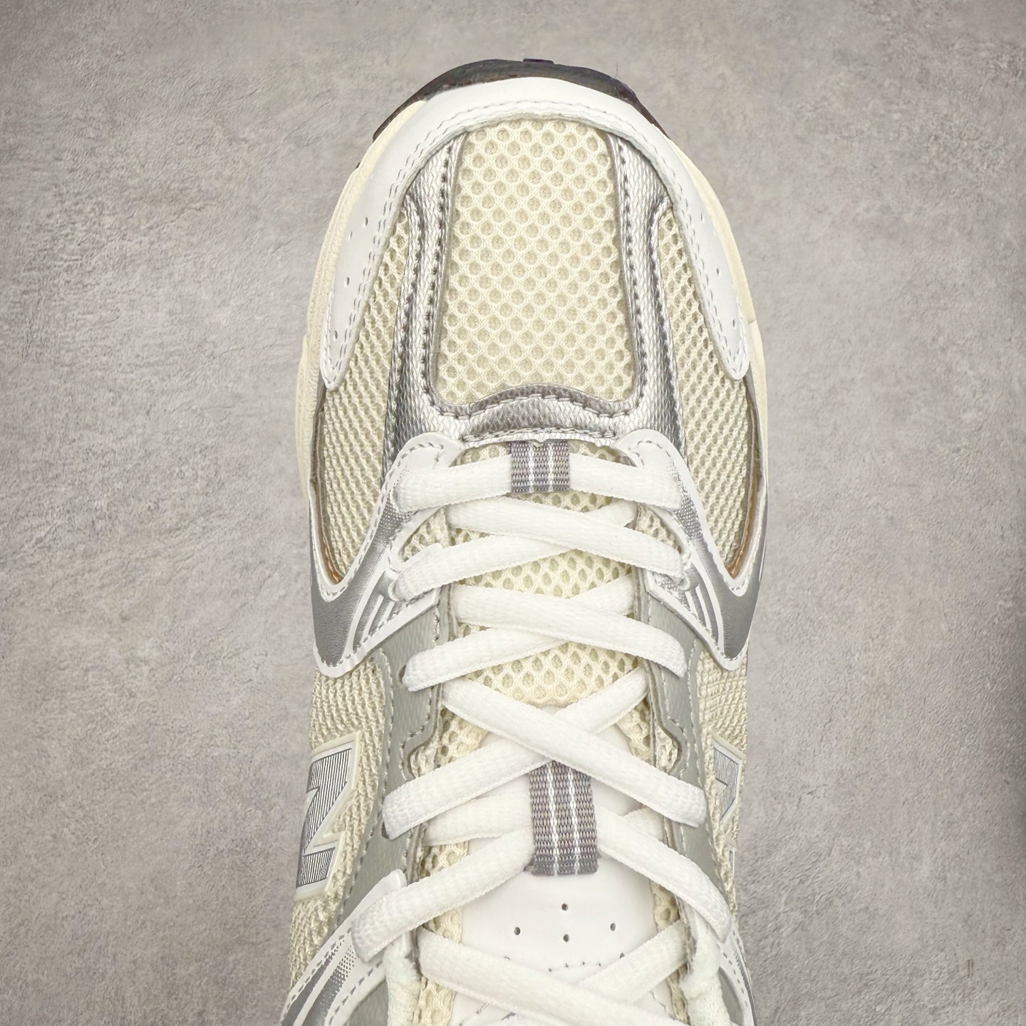 图片[4]-＃福利特价 New Balance NB530 新百伦复古透气跑步鞋 抛弃过往以皮革为主的人气轮廓 以极具复古风范的跑鞋外观呈现 设计上全鞋以简约清爽的纯白色作基底 鞋身覆盖大面积织物网眼材质 并于鞋头、鞋带孔眼片等细节处点缀对比鲜明的反光银镀层凸显 鞋舌、侧身等位置则辅以一贯的「N」字标志和品牌徽标彰显身份 最后通过搭载的 ABZORB 缓震中底完善整体造型 尺码：36 37 37.5 38 38.5 39 40 40.5 41 42 42.5 43 44 45-选品中心