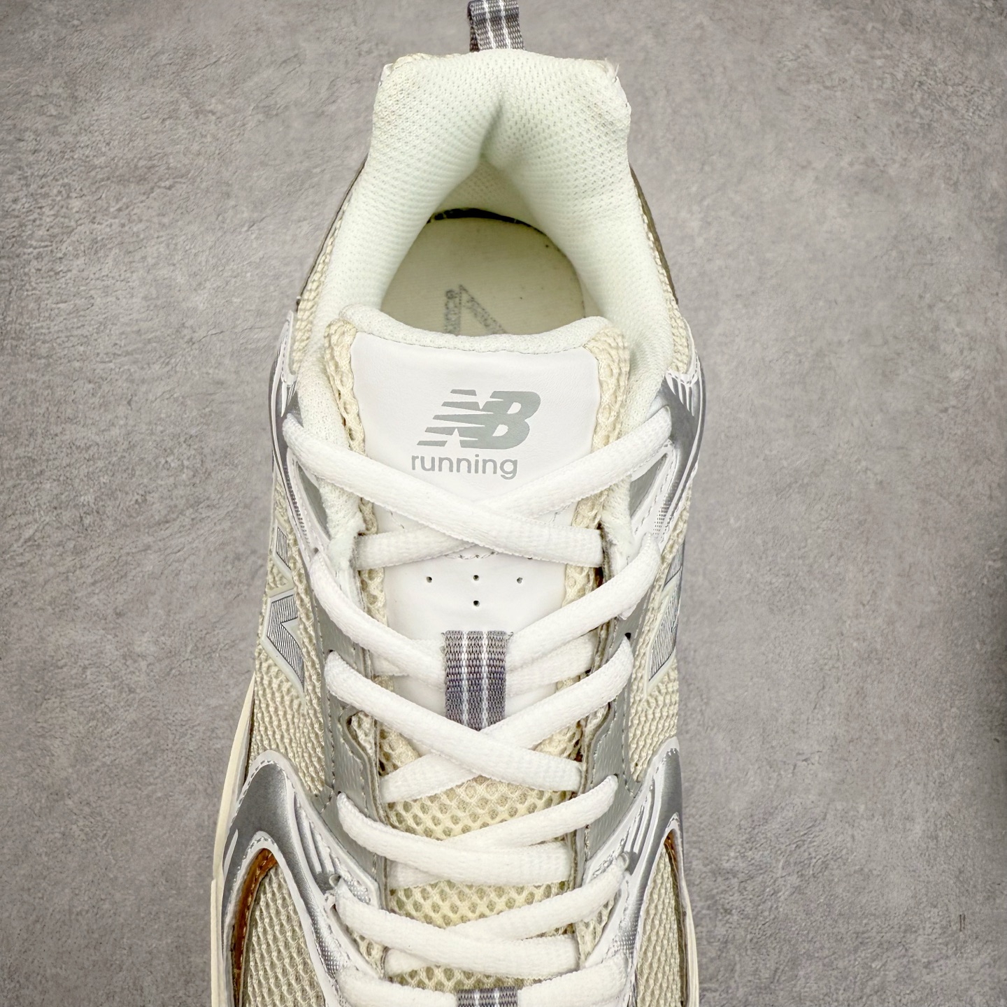 图片[5]-＃福利特价 New Balance NB530 新百伦复古透气跑步鞋 抛弃过往以皮革为主的人气轮廓 以极具复古风范的跑鞋外观呈现 设计上全鞋以简约清爽的纯白色作基底 鞋身覆盖大面积织物网眼材质 并于鞋头、鞋带孔眼片等细节处点缀对比鲜明的反光银镀层凸显 鞋舌、侧身等位置则辅以一贯的「N」字标志和品牌徽标彰显身份 最后通过搭载的 ABZORB 缓震中底完善整体造型 尺码：36 37 37.5 38 38.5 39 40 40.5 41 42 42.5 43 44 45-选品中心