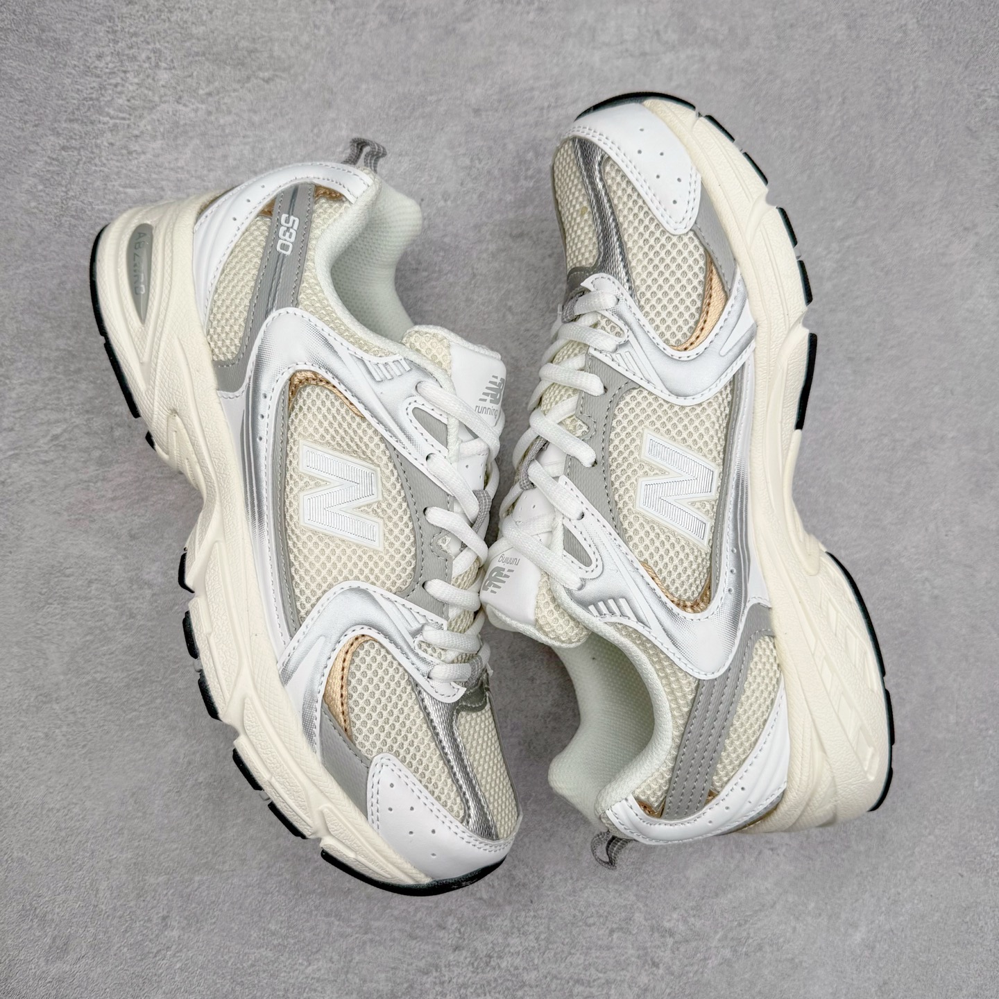 图片[3]-＃福利特价 New Balance NB530 新百伦复古透气跑步鞋 抛弃过往以皮革为主的人气轮廓 以极具复古风范的跑鞋外观呈现 设计上全鞋以简约清爽的纯白色作基底 鞋身覆盖大面积织物网眼材质 并于鞋头、鞋带孔眼片等细节处点缀对比鲜明的反光银镀层凸显 鞋舌、侧身等位置则辅以一贯的「N」字标志和品牌徽标彰显身份 最后通过搭载的 ABZORB 缓震中底完善整体造型 尺码：36 37 37.5 38 38.5 39 40 40.5 41 42 42.5 43 44 45-选品中心