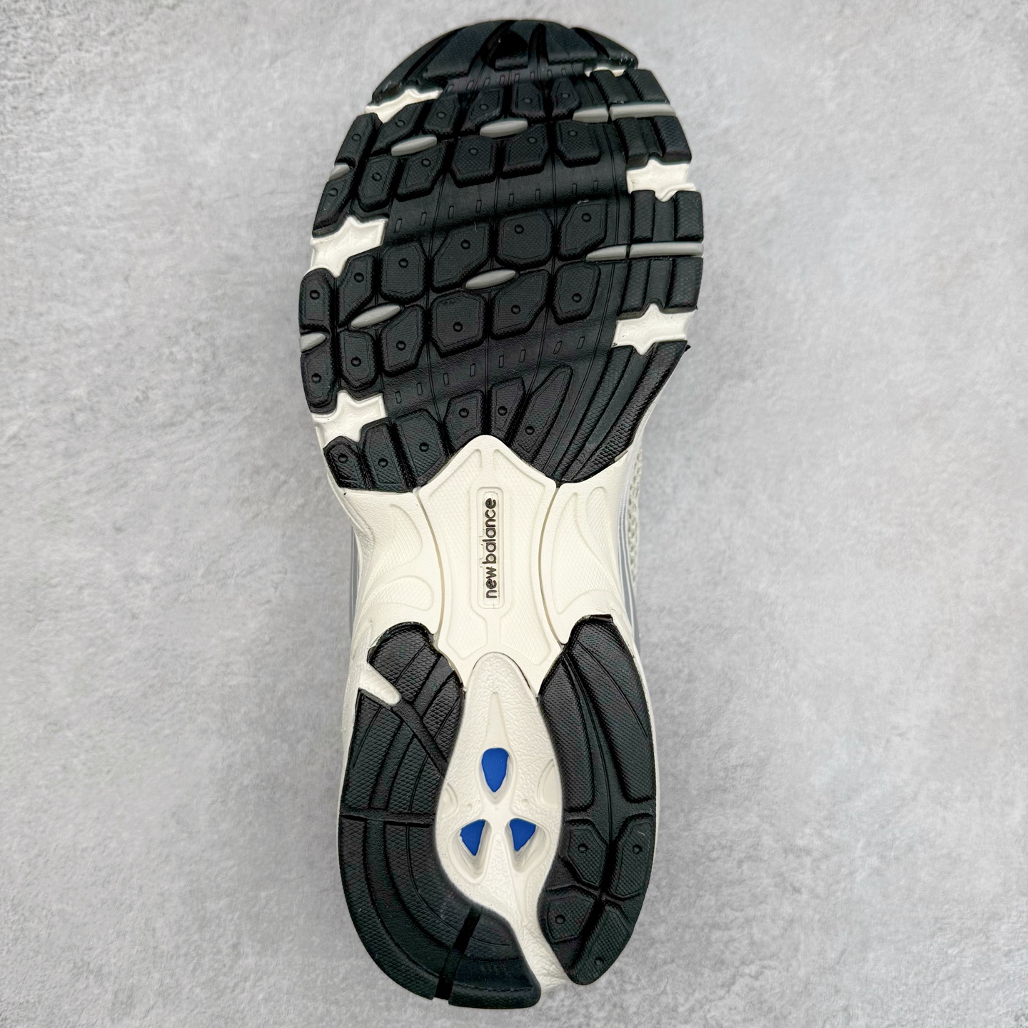 图片[8]-＃福利特价 New Balance NB530 新百伦复古透气跑步鞋 抛弃过往以皮革为主的人气轮廓 以极具复古风范的跑鞋外观呈现 设计上全鞋以简约清爽的纯白色作基底 鞋身覆盖大面积织物网眼材质 并于鞋头、鞋带孔眼片等细节处点缀对比鲜明的反光银镀层凸显 鞋舌、侧身等位置则辅以一贯的「N」字标志和品牌徽标彰显身份 最后通过搭载的 ABZORB 缓震中底完善整体造型 尺码：36 37 37.5 38 38.5 39 40 40.5 41 42 42.5 43 44 45-选品中心