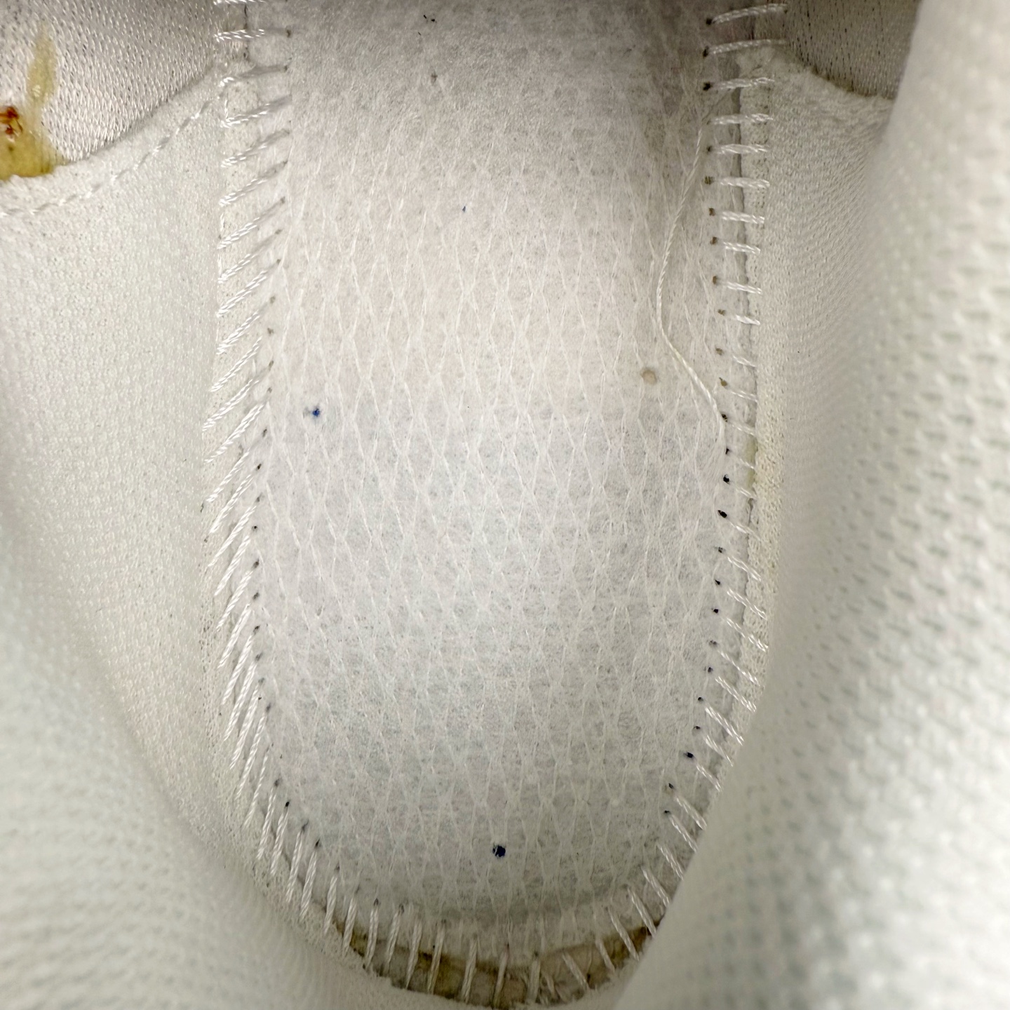 图片[9]-＃福利特价 New Balance NB530 新百伦复古透气跑步鞋 抛弃过往以皮革为主的人气轮廓 以极具复古风范的跑鞋外观呈现 设计上全鞋以简约清爽的纯白色作基底 鞋身覆盖大面积织物网眼材质 并于鞋头、鞋带孔眼片等细节处点缀对比鲜明的反光银镀层凸显 鞋舌、侧身等位置则辅以一贯的「N」字标志和品牌徽标彰显身份 最后通过搭载的 ABZORB 缓震中底完善整体造型 尺码：36 37 37.5 38 38.5 39 40 40.5 41 42 42.5 43 44 45-选品中心