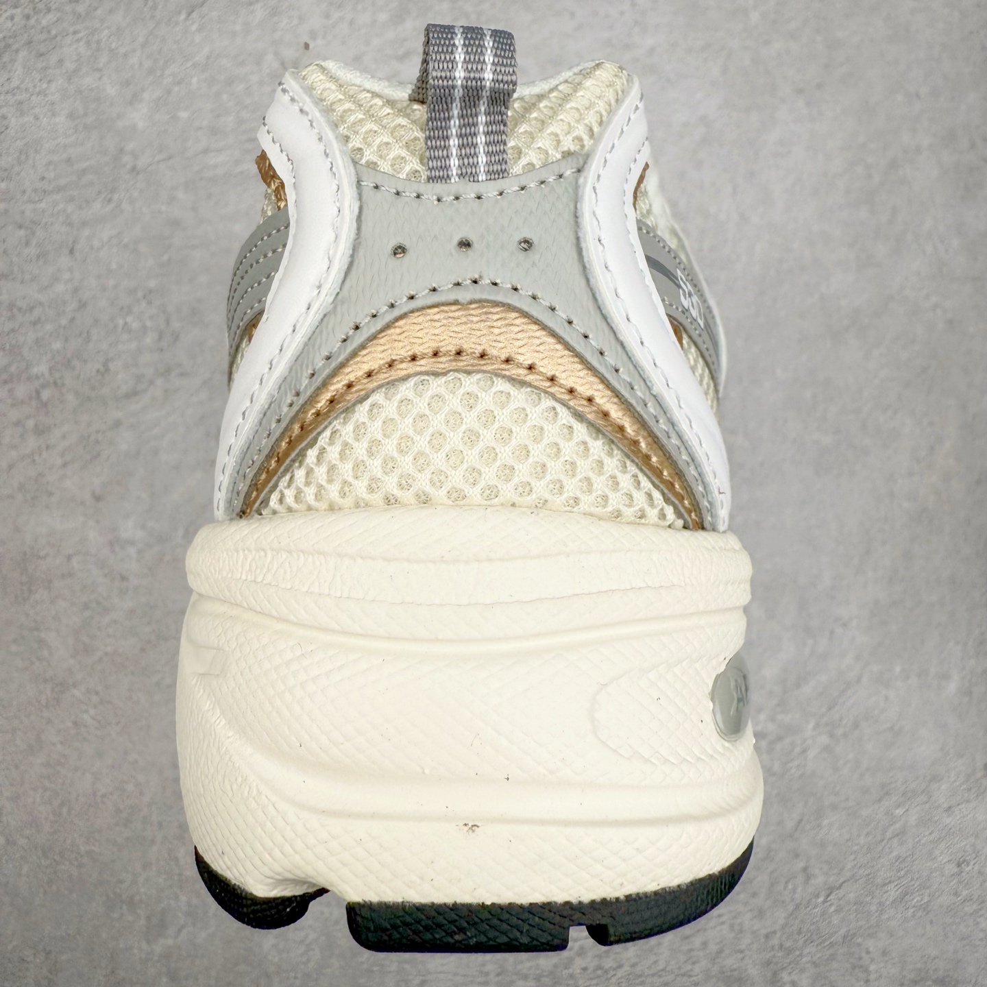 图片[7]-＃福利特价 New Balance NB530 新百伦复古透气跑步鞋 抛弃过往以皮革为主的人气轮廓 以极具复古风范的跑鞋外观呈现 设计上全鞋以简约清爽的纯白色作基底 鞋身覆盖大面积织物网眼材质 并于鞋头、鞋带孔眼片等细节处点缀对比鲜明的反光银镀层凸显 鞋舌、侧身等位置则辅以一贯的「N」字标志和品牌徽标彰显身份 最后通过搭载的 ABZORB 缓震中底完善整体造型 尺码：36 37 37.5 38 38.5 39 40 40.5 41 42 42.5 43 44 45-选品中心