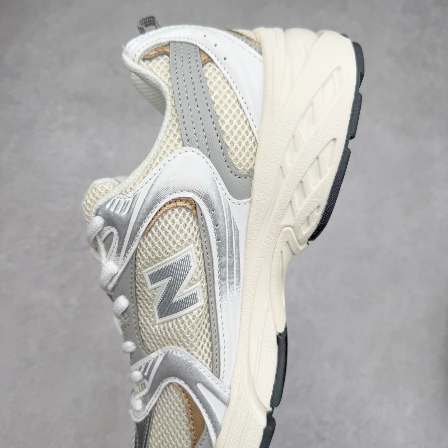 图片[6]-＃福利特价 New Balance NB530 新百伦复古透气跑步鞋 抛弃过往以皮革为主的人气轮廓 以极具复古风范的跑鞋外观呈现 设计上全鞋以简约清爽的纯白色作基底 鞋身覆盖大面积织物网眼材质 并于鞋头、鞋带孔眼片等细节处点缀对比鲜明的反光银镀层凸显 鞋舌、侧身等位置则辅以一贯的「N」字标志和品牌徽标彰显身份 最后通过搭载的 ABZORB 缓震中底完善整体造型 尺码：36 37 37.5 38 38.5 39 40 40.5 41 42 42.5 43 44 45-选品中心