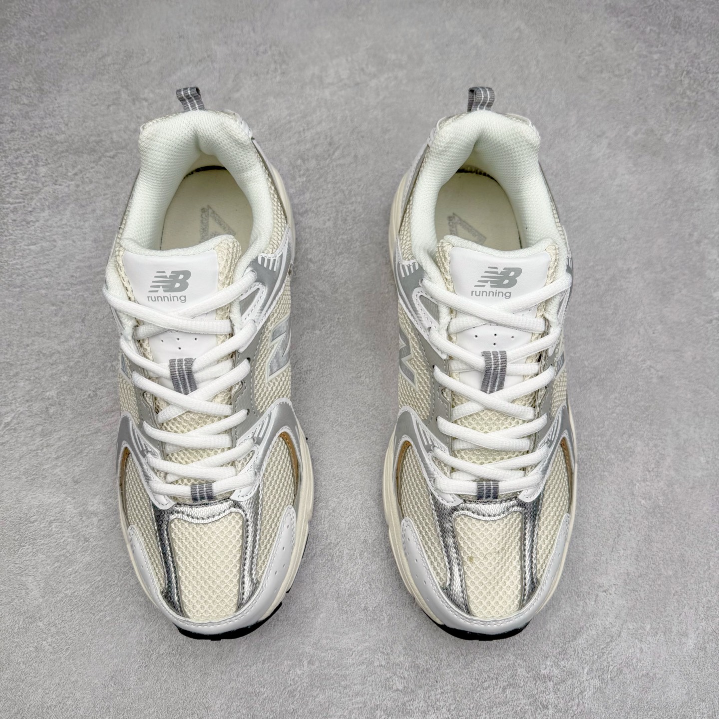 图片[2]-＃福利特价 New Balance NB530 新百伦复古透气跑步鞋 抛弃过往以皮革为主的人气轮廓 以极具复古风范的跑鞋外观呈现 设计上全鞋以简约清爽的纯白色作基底 鞋身覆盖大面积织物网眼材质 并于鞋头、鞋带孔眼片等细节处点缀对比鲜明的反光银镀层凸显 鞋舌、侧身等位置则辅以一贯的「N」字标志和品牌徽标彰显身份 最后通过搭载的 ABZORB 缓震中底完善整体造型 尺码：36 37 37.5 38 38.5 39 40 40.5 41 42 42.5 43 44 45-选品中心