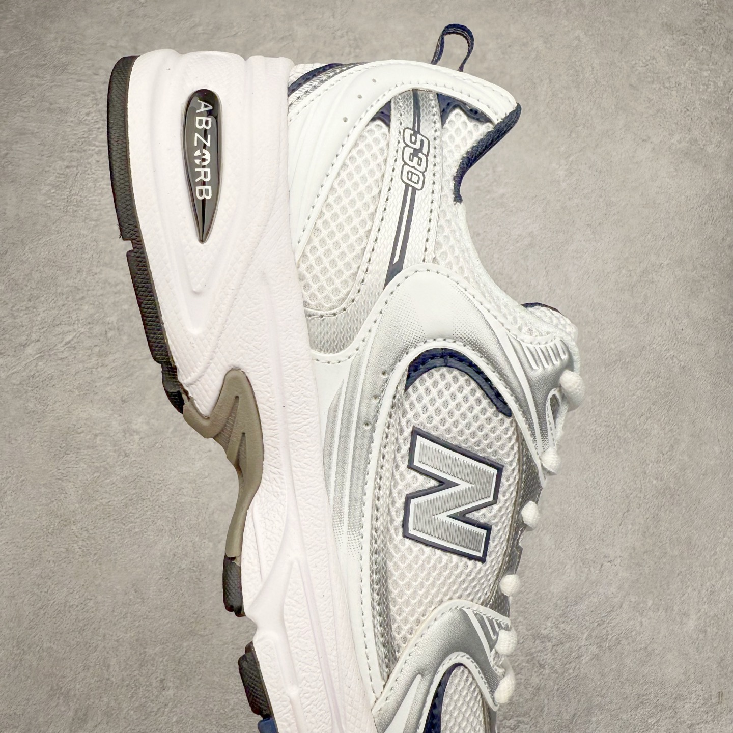 图片[6]-＃福利特价 New Balance NB530 新百伦复古透气跑步鞋 抛弃过往以皮革为主的人气轮廓 以极具复古风范的跑鞋外观呈现 设计上全鞋以简约清爽的纯白色作基底 鞋身覆盖大面积织物网眼材质 并于鞋头、鞋带孔眼片等细节处点缀对比鲜明的反光银镀层凸显 鞋舌、侧身等位置则辅以一贯的「N」字标志和品牌徽标彰显身份 最后通过搭载的 ABZORB 缓震中底完善整体造型 尺码：36 37 37.5 38 38.5 39 40 40.5 41 42 42.5 43 44 45-选品中心