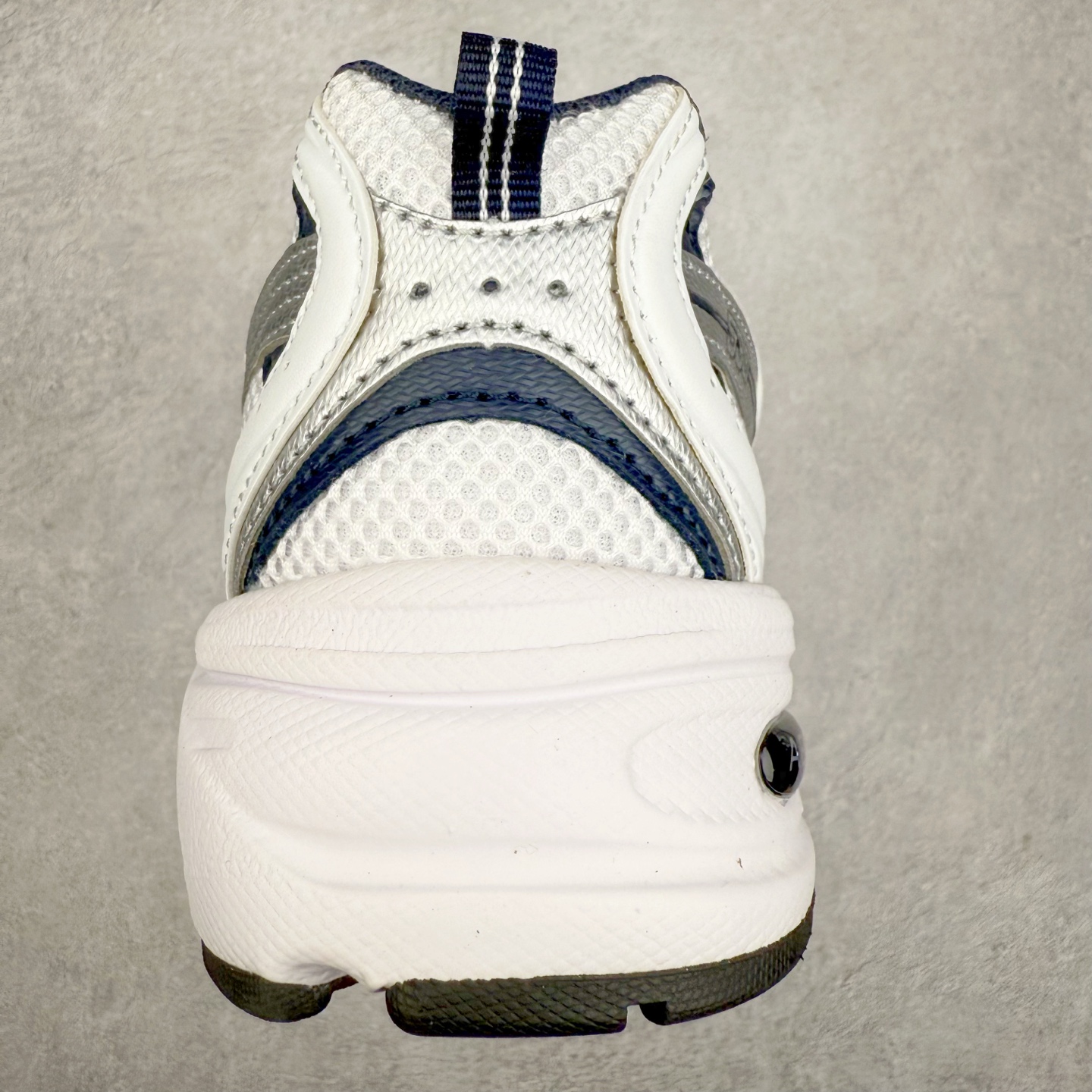 图片[8]-＃福利特价 New Balance NB530 新百伦复古透气跑步鞋 抛弃过往以皮革为主的人气轮廓 以极具复古风范的跑鞋外观呈现 设计上全鞋以简约清爽的纯白色作基底 鞋身覆盖大面积织物网眼材质 并于鞋头、鞋带孔眼片等细节处点缀对比鲜明的反光银镀层凸显 鞋舌、侧身等位置则辅以一贯的「N」字标志和品牌徽标彰显身份 最后通过搭载的 ABZORB 缓震中底完善整体造型 尺码：36 37 37.5 38 38.5 39 40 40.5 41 42 42.5 43 44 45-选品中心