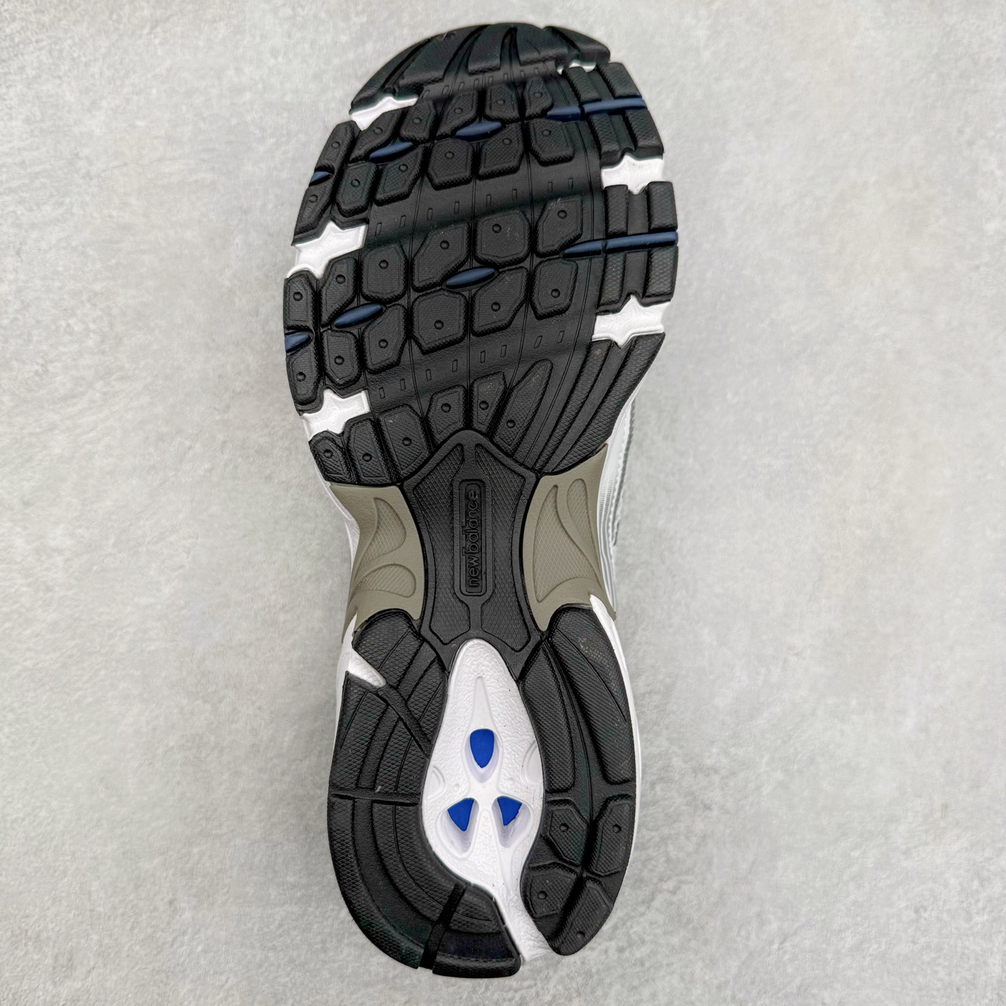 图片[9]-＃福利特价 New Balance NB530 新百伦复古透气跑步鞋 抛弃过往以皮革为主的人气轮廓 以极具复古风范的跑鞋外观呈现 设计上全鞋以简约清爽的纯白色作基底 鞋身覆盖大面积织物网眼材质 并于鞋头、鞋带孔眼片等细节处点缀对比鲜明的反光银镀层凸显 鞋舌、侧身等位置则辅以一贯的「N」字标志和品牌徽标彰显身份 最后通过搭载的 ABZORB 缓震中底完善整体造型 尺码：36 37 37.5 38 38.5 39 40 40.5 41 42 42.5 43 44 45-选品中心