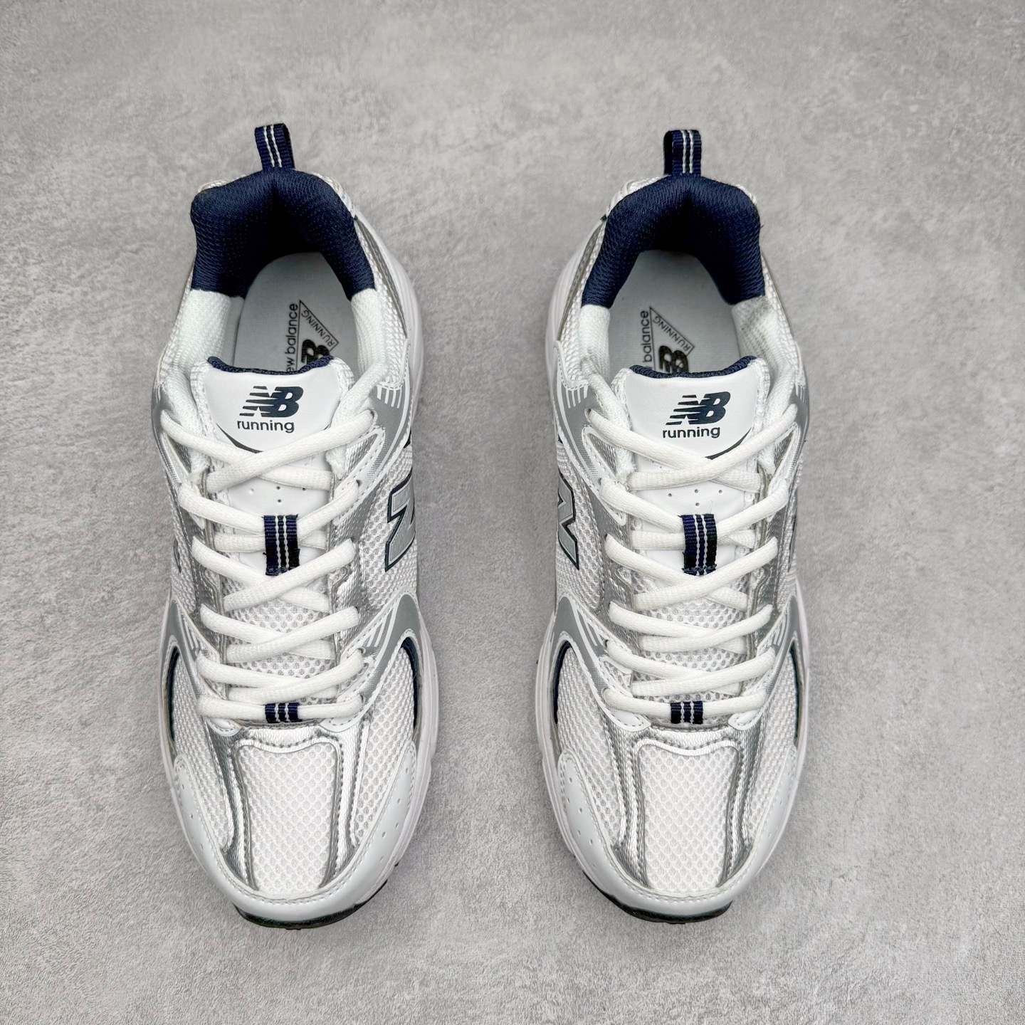 图片[2]-＃福利特价 New Balance NB530 新百伦复古透气跑步鞋 抛弃过往以皮革为主的人气轮廓 以极具复古风范的跑鞋外观呈现 设计上全鞋以简约清爽的纯白色作基底 鞋身覆盖大面积织物网眼材质 并于鞋头、鞋带孔眼片等细节处点缀对比鲜明的反光银镀层凸显 鞋舌、侧身等位置则辅以一贯的「N」字标志和品牌徽标彰显身份 最后通过搭载的 ABZORB 缓震中底完善整体造型 尺码：36 37 37.5 38 38.5 39 40 40.5 41 42 42.5 43 44 45-选品中心