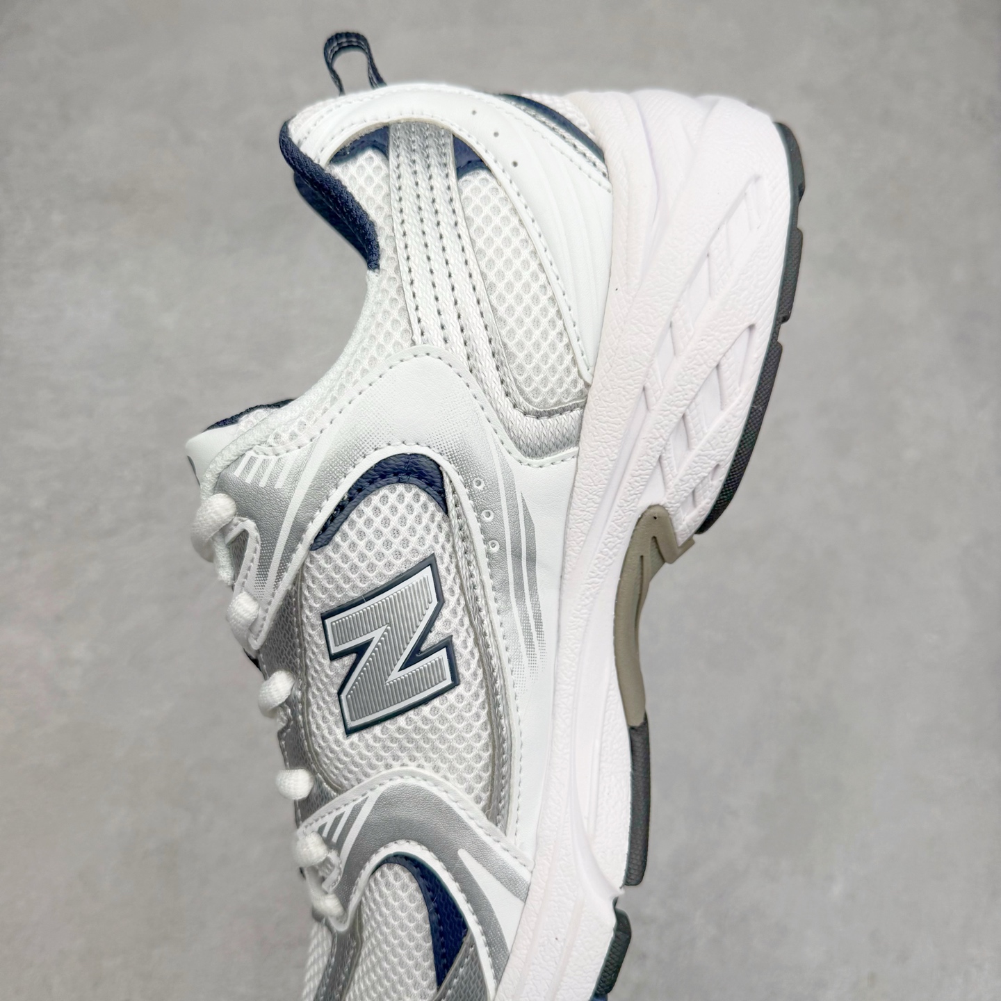 图片[7]-＃福利特价 New Balance NB530 新百伦复古透气跑步鞋 抛弃过往以皮革为主的人气轮廓 以极具复古风范的跑鞋外观呈现 设计上全鞋以简约清爽的纯白色作基底 鞋身覆盖大面积织物网眼材质 并于鞋头、鞋带孔眼片等细节处点缀对比鲜明的反光银镀层凸显 鞋舌、侧身等位置则辅以一贯的「N」字标志和品牌徽标彰显身份 最后通过搭载的 ABZORB 缓震中底完善整体造型 尺码：36 37 37.5 38 38.5 39 40 40.5 41 42 42.5 43 44 45-选品中心