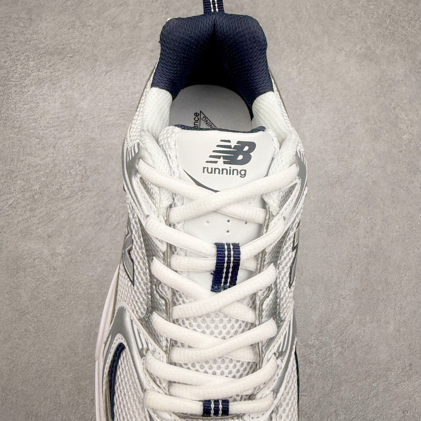 图片[5]-＃福利特价 New Balance NB530 新百伦复古透气跑步鞋 抛弃过往以皮革为主的人气轮廓 以极具复古风范的跑鞋外观呈现 设计上全鞋以简约清爽的纯白色作基底 鞋身覆盖大面积织物网眼材质 并于鞋头、鞋带孔眼片等细节处点缀对比鲜明的反光银镀层凸显 鞋舌、侧身等位置则辅以一贯的「N」字标志和品牌徽标彰显身份 最后通过搭载的 ABZORB 缓震中底完善整体造型 尺码：36 37 37.5 38 38.5 39 40 40.5 41 42 42.5 43 44 45-选品中心