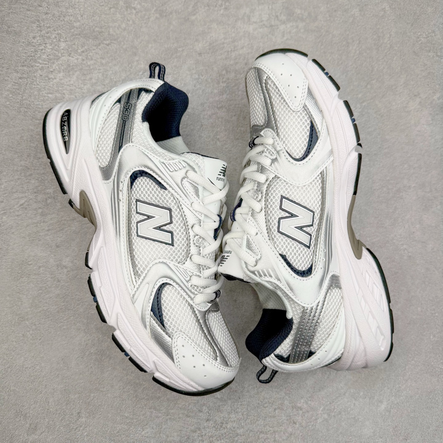 图片[3]-＃福利特价 New Balance NB530 新百伦复古透气跑步鞋 抛弃过往以皮革为主的人气轮廓 以极具复古风范的跑鞋外观呈现 设计上全鞋以简约清爽的纯白色作基底 鞋身覆盖大面积织物网眼材质 并于鞋头、鞋带孔眼片等细节处点缀对比鲜明的反光银镀层凸显 鞋舌、侧身等位置则辅以一贯的「N」字标志和品牌徽标彰显身份 最后通过搭载的 ABZORB 缓震中底完善整体造型 尺码：36 37 37.5 38 38.5 39 40 40.5 41 42 42.5 43 44 45-选品中心