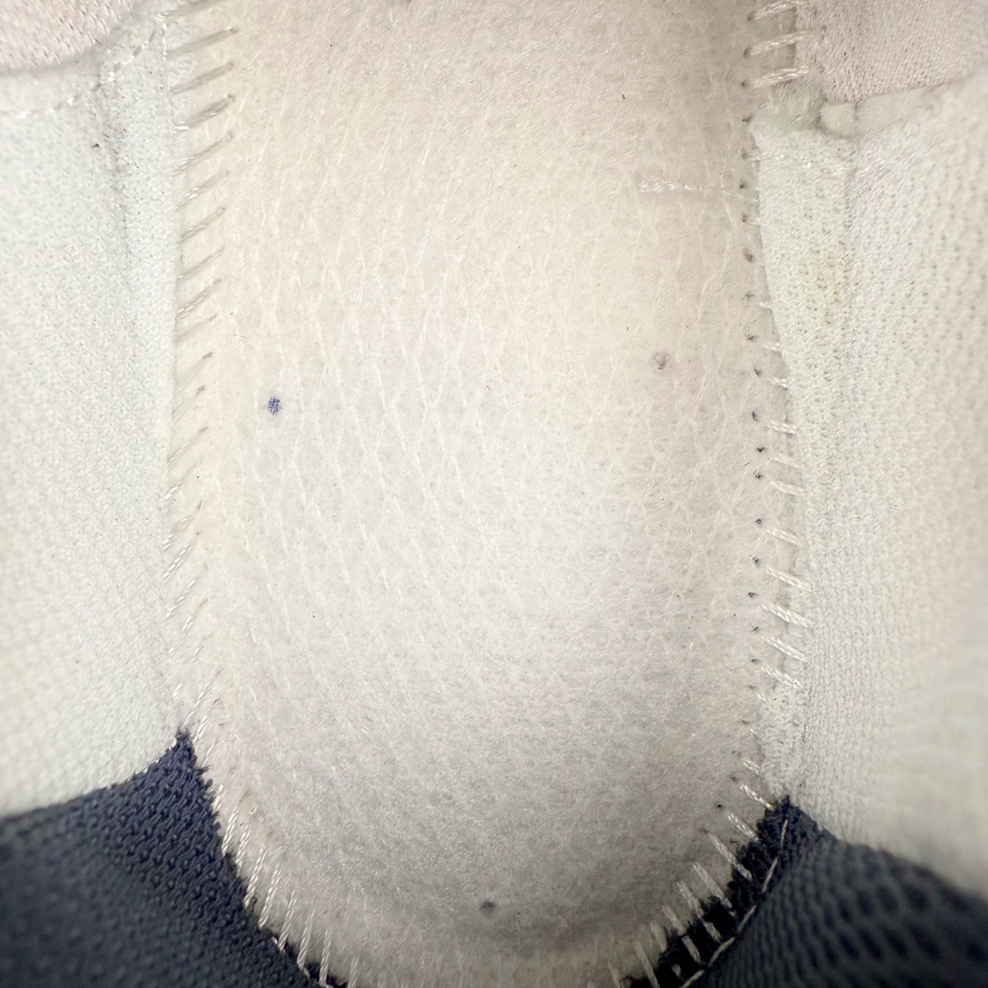 图片[10]-＃福利特价 New Balance NB530 新百伦复古透气跑步鞋 抛弃过往以皮革为主的人气轮廓 以极具复古风范的跑鞋外观呈现 设计上全鞋以简约清爽的纯白色作基底 鞋身覆盖大面积织物网眼材质 并于鞋头、鞋带孔眼片等细节处点缀对比鲜明的反光银镀层凸显 鞋舌、侧身等位置则辅以一贯的「N」字标志和品牌徽标彰显身份 最后通过搭载的 ABZORB 缓震中底完善整体造型 尺码：36 37 37.5 38 38.5 39 40 40.5 41 42 42.5 43 44 45-选品中心