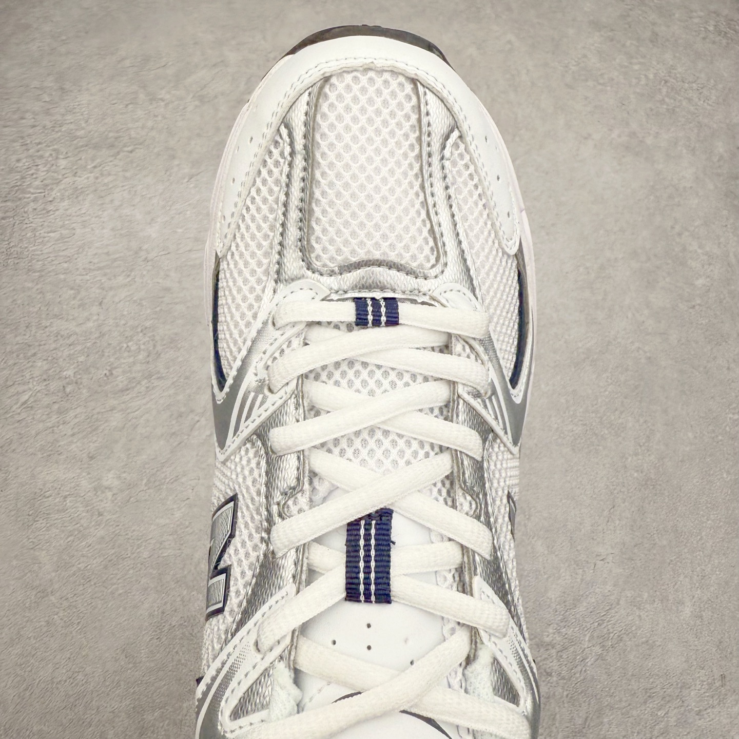 图片[4]-＃福利特价 New Balance NB530 新百伦复古透气跑步鞋 抛弃过往以皮革为主的人气轮廓 以极具复古风范的跑鞋外观呈现 设计上全鞋以简约清爽的纯白色作基底 鞋身覆盖大面积织物网眼材质 并于鞋头、鞋带孔眼片等细节处点缀对比鲜明的反光银镀层凸显 鞋舌、侧身等位置则辅以一贯的「N」字标志和品牌徽标彰显身份 最后通过搭载的 ABZORB 缓震中底完善整体造型 尺码：36 37 37.5 38 38.5 39 40 40.5 41 42 42.5 43 44 45-选品中心