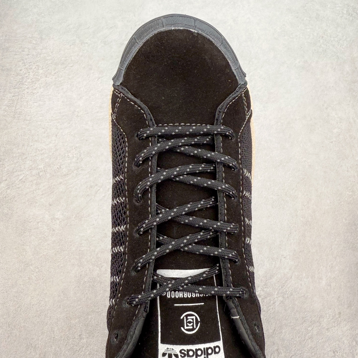 图片[4]-NBHD/NEIGHBORHOOD x CLOT x Adidas Originals Superstar PNS 贝壳头联名 锯齿底系列低帮百搭休闲运动板鞋 IE8879 AD Originals与陈冠希正式宣布成为全球合作伙伴，共同打造 Originals by Edison Chen系列。这一重要联合将开启重新定义创新精神和塑造文化传承的新时代。全球生活方式品牌CLOT迎来了成立20周年，陈冠希作为创始人兼创意总监，年轻时从温哥华移居香港，这段经历让他感受到了东西方文化的碰撞，拥有丰富的视角使他对东西方多元化有了更加深入的认识，并为创立CLOT打下了坚实的基础。对于此次合作，陈冠希凭借着他的思维视野和创意能力，结合adidas丰富的档案和历史，推出了一系列独家合作款式。CLOT 2024年春夏系列时装秀以“承前启后”为主题展开，寓意着品牌致力于培养新秀，延续以国际视野呈现中华文化，并将其创作带到全球的承诺。为进一步加强创意理念，CLOT创始人兼创意总监陈冠希特别邀请了著名时装设计师Humberto Leon，共同设计了本季度系列。该系列围绕三种截然不同的风格进行探索，包括正式、富有生活感和街头风格的服饰，呈现出既可以分别探索又能将三者融合的系列。其中还包括了adidas与陈冠希携手NEIGHBORHOOD共同推出的NEIGHBORHOOD CLOT SUPERSTAR BY EDISON CHEN三方联名鞋款，经过重新设计的标志性SUPERSTAR运动鞋以齿状鞋底和仿旧处理的半贝壳头结合形成独特的轮廓，鞋面网布下有反光装饰的三条纹细节，后跟部分同样点缀着带有反光装饰效果的“凝结集团”标志。adidas Originals by Edison Chen系列旨在体现品牌与陈冠希对创新精神的共同愿景。尺码：36 36⅔ 37⅓ 38 38⅔ 39⅓ 40 40⅔ 41⅓ 42 42⅔ 43⅓ 44 44⅔ 45-选品中心