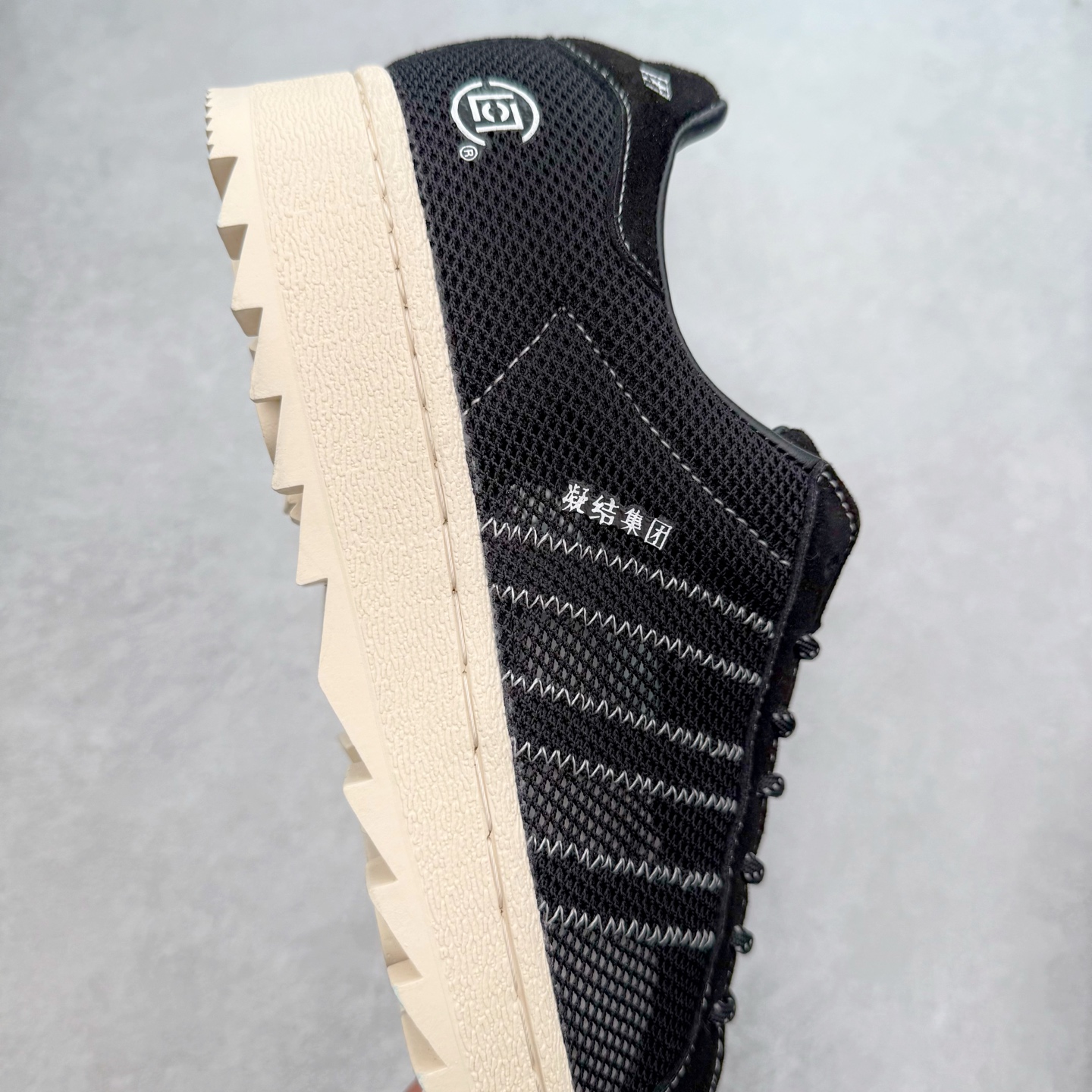 图片[6]-NBHD/NEIGHBORHOOD x CLOT x Adidas Originals Superstar PNS 贝壳头联名 锯齿底系列低帮百搭休闲运动板鞋 IE8879 AD Originals与陈冠希正式宣布成为全球合作伙伴，共同打造 Originals by Edison Chen系列。这一重要联合将开启重新定义创新精神和塑造文化传承的新时代。全球生活方式品牌CLOT迎来了成立20周年，陈冠希作为创始人兼创意总监，年轻时从温哥华移居香港，这段经历让他感受到了东西方文化的碰撞，拥有丰富的视角使他对东西方多元化有了更加深入的认识，并为创立CLOT打下了坚实的基础。对于此次合作，陈冠希凭借着他的思维视野和创意能力，结合adidas丰富的档案和历史，推出了一系列独家合作款式。CLOT 2024年春夏系列时装秀以“承前启后”为主题展开，寓意着品牌致力于培养新秀，延续以国际视野呈现中华文化，并将其创作带到全球的承诺。为进一步加强创意理念，CLOT创始人兼创意总监陈冠希特别邀请了著名时装设计师Humberto Leon，共同设计了本季度系列。该系列围绕三种截然不同的风格进行探索，包括正式、富有生活感和街头风格的服饰，呈现出既可以分别探索又能将三者融合的系列。其中还包括了adidas与陈冠希携手NEIGHBORHOOD共同推出的NEIGHBORHOOD CLOT SUPERSTAR BY EDISON CHEN三方联名鞋款，经过重新设计的标志性SUPERSTAR运动鞋以齿状鞋底和仿旧处理的半贝壳头结合形成独特的轮廓，鞋面网布下有反光装饰的三条纹细节，后跟部分同样点缀着带有反光装饰效果的“凝结集团”标志。adidas Originals by Edison Chen系列旨在体现品牌与陈冠希对创新精神的共同愿景。尺码：36 36⅔ 37⅓ 38 38⅔ 39⅓ 40 40⅔ 41⅓ 42 42⅔ 43⅓ 44 44⅔ 45-选品中心