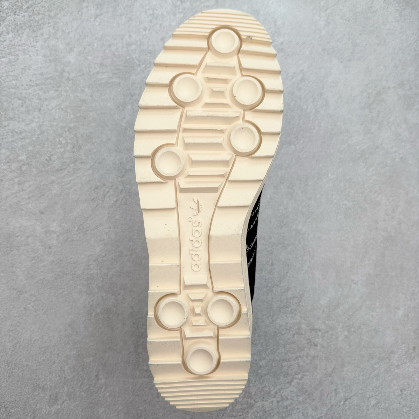 图片[9]-NBHD/NEIGHBORHOOD x CLOT x Adidas Originals Superstar PNS 贝壳头联名 锯齿底系列低帮百搭休闲运动板鞋 IE8879 AD Originals与陈冠希正式宣布成为全球合作伙伴，共同打造 Originals by Edison Chen系列。这一重要联合将开启重新定义创新精神和塑造文化传承的新时代。全球生活方式品牌CLOT迎来了成立20周年，陈冠希作为创始人兼创意总监，年轻时从温哥华移居香港，这段经历让他感受到了东西方文化的碰撞，拥有丰富的视角使他对东西方多元化有了更加深入的认识，并为创立CLOT打下了坚实的基础。对于此次合作，陈冠希凭借着他的思维视野和创意能力，结合adidas丰富的档案和历史，推出了一系列独家合作款式。CLOT 2024年春夏系列时装秀以“承前启后”为主题展开，寓意着品牌致力于培养新秀，延续以国际视野呈现中华文化，并将其创作带到全球的承诺。为进一步加强创意理念，CLOT创始人兼创意总监陈冠希特别邀请了著名时装设计师Humberto Leon，共同设计了本季度系列。该系列围绕三种截然不同的风格进行探索，包括正式、富有生活感和街头风格的服饰，呈现出既可以分别探索又能将三者融合的系列。其中还包括了adidas与陈冠希携手NEIGHBORHOOD共同推出的NEIGHBORHOOD CLOT SUPERSTAR BY EDISON CHEN三方联名鞋款，经过重新设计的标志性SUPERSTAR运动鞋以齿状鞋底和仿旧处理的半贝壳头结合形成独特的轮廓，鞋面网布下有反光装饰的三条纹细节，后跟部分同样点缀着带有反光装饰效果的“凝结集团”标志。adidas Originals by Edison Chen系列旨在体现品牌与陈冠希对创新精神的共同愿景。尺码：36 36⅔ 37⅓ 38 38⅔ 39⅓ 40 40⅔ 41⅓ 42 42⅔ 43⅓ 44 44⅔ 45-选品中心