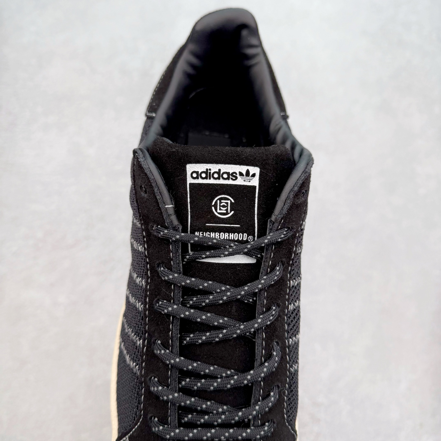 图片[5]-NBHD/NEIGHBORHOOD x CLOT x Adidas Originals Superstar PNS 贝壳头联名 锯齿底系列低帮百搭休闲运动板鞋 IE8879 AD Originals与陈冠希正式宣布成为全球合作伙伴，共同打造 Originals by Edison Chen系列。这一重要联合将开启重新定义创新精神和塑造文化传承的新时代。全球生活方式品牌CLOT迎来了成立20周年，陈冠希作为创始人兼创意总监，年轻时从温哥华移居香港，这段经历让他感受到了东西方文化的碰撞，拥有丰富的视角使他对东西方多元化有了更加深入的认识，并为创立CLOT打下了坚实的基础。对于此次合作，陈冠希凭借着他的思维视野和创意能力，结合adidas丰富的档案和历史，推出了一系列独家合作款式。CLOT 2024年春夏系列时装秀以“承前启后”为主题展开，寓意着品牌致力于培养新秀，延续以国际视野呈现中华文化，并将其创作带到全球的承诺。为进一步加强创意理念，CLOT创始人兼创意总监陈冠希特别邀请了著名时装设计师Humberto Leon，共同设计了本季度系列。该系列围绕三种截然不同的风格进行探索，包括正式、富有生活感和街头风格的服饰，呈现出既可以分别探索又能将三者融合的系列。其中还包括了adidas与陈冠希携手NEIGHBORHOOD共同推出的NEIGHBORHOOD CLOT SUPERSTAR BY EDISON CHEN三方联名鞋款，经过重新设计的标志性SUPERSTAR运动鞋以齿状鞋底和仿旧处理的半贝壳头结合形成独特的轮廓，鞋面网布下有反光装饰的三条纹细节，后跟部分同样点缀着带有反光装饰效果的“凝结集团”标志。adidas Originals by Edison Chen系列旨在体现品牌与陈冠希对创新精神的共同愿景。尺码：36 36⅔ 37⅓ 38 38⅔ 39⅓ 40 40⅔ 41⅓ 42 42⅔ 43⅓ 44 44⅔ 45-选品中心