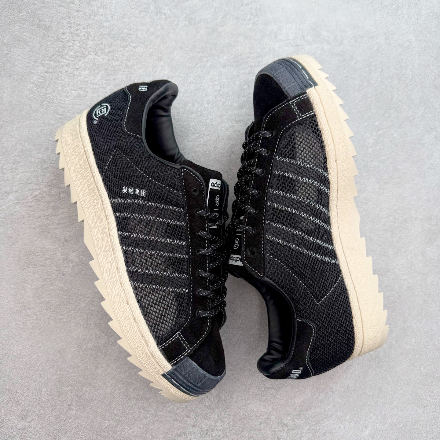 图片[3]-NBHD/NEIGHBORHOOD x CLOT x Adidas Originals Superstar PNS 贝壳头联名 锯齿底系列低帮百搭休闲运动板鞋 IE8879 AD Originals与陈冠希正式宣布成为全球合作伙伴，共同打造 Originals by Edison Chen系列。这一重要联合将开启重新定义创新精神和塑造文化传承的新时代。全球生活方式品牌CLOT迎来了成立20周年，陈冠希作为创始人兼创意总监，年轻时从温哥华移居香港，这段经历让他感受到了东西方文化的碰撞，拥有丰富的视角使他对东西方多元化有了更加深入的认识，并为创立CLOT打下了坚实的基础。对于此次合作，陈冠希凭借着他的思维视野和创意能力，结合adidas丰富的档案和历史，推出了一系列独家合作款式。CLOT 2024年春夏系列时装秀以“承前启后”为主题展开，寓意着品牌致力于培养新秀，延续以国际视野呈现中华文化，并将其创作带到全球的承诺。为进一步加强创意理念，CLOT创始人兼创意总监陈冠希特别邀请了著名时装设计师Humberto Leon，共同设计了本季度系列。该系列围绕三种截然不同的风格进行探索，包括正式、富有生活感和街头风格的服饰，呈现出既可以分别探索又能将三者融合的系列。其中还包括了adidas与陈冠希携手NEIGHBORHOOD共同推出的NEIGHBORHOOD CLOT SUPERSTAR BY EDISON CHEN三方联名鞋款，经过重新设计的标志性SUPERSTAR运动鞋以齿状鞋底和仿旧处理的半贝壳头结合形成独特的轮廓，鞋面网布下有反光装饰的三条纹细节，后跟部分同样点缀着带有反光装饰效果的“凝结集团”标志。adidas Originals by Edison Chen系列旨在体现品牌与陈冠希对创新精神的共同愿景。尺码：36 36⅔ 37⅓ 38 38⅔ 39⅓ 40 40⅔ 41⅓ 42 42⅔ 43⅓ 44 44⅔ 45-选品中心