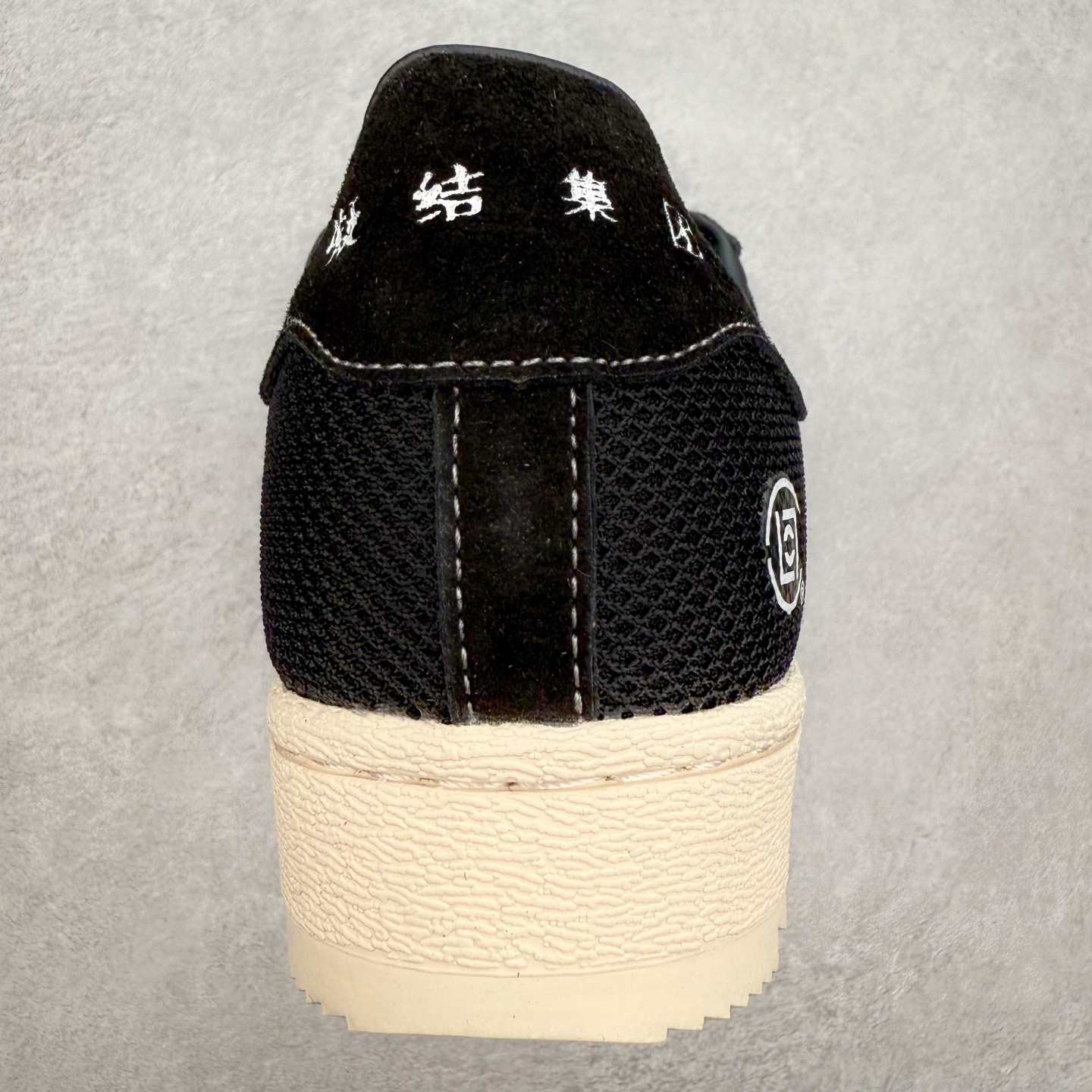 图片[8]-NBHD/NEIGHBORHOOD x CLOT x Adidas Originals Superstar PNS 贝壳头联名 锯齿底系列低帮百搭休闲运动板鞋 IE8879 AD Originals与陈冠希正式宣布成为全球合作伙伴，共同打造 Originals by Edison Chen系列。这一重要联合将开启重新定义创新精神和塑造文化传承的新时代。全球生活方式品牌CLOT迎来了成立20周年，陈冠希作为创始人兼创意总监，年轻时从温哥华移居香港，这段经历让他感受到了东西方文化的碰撞，拥有丰富的视角使他对东西方多元化有了更加深入的认识，并为创立CLOT打下了坚实的基础。对于此次合作，陈冠希凭借着他的思维视野和创意能力，结合adidas丰富的档案和历史，推出了一系列独家合作款式。CLOT 2024年春夏系列时装秀以“承前启后”为主题展开，寓意着品牌致力于培养新秀，延续以国际视野呈现中华文化，并将其创作带到全球的承诺。为进一步加强创意理念，CLOT创始人兼创意总监陈冠希特别邀请了著名时装设计师Humberto Leon，共同设计了本季度系列。该系列围绕三种截然不同的风格进行探索，包括正式、富有生活感和街头风格的服饰，呈现出既可以分别探索又能将三者融合的系列。其中还包括了adidas与陈冠希携手NEIGHBORHOOD共同推出的NEIGHBORHOOD CLOT SUPERSTAR BY EDISON CHEN三方联名鞋款，经过重新设计的标志性SUPERSTAR运动鞋以齿状鞋底和仿旧处理的半贝壳头结合形成独特的轮廓，鞋面网布下有反光装饰的三条纹细节，后跟部分同样点缀着带有反光装饰效果的“凝结集团”标志。adidas Originals by Edison Chen系列旨在体现品牌与陈冠希对创新精神的共同愿景。尺码：36 36⅔ 37⅓ 38 38⅔ 39⅓ 40 40⅔ 41⅓ 42 42⅔ 43⅓ 44 44⅔ 45-选品中心