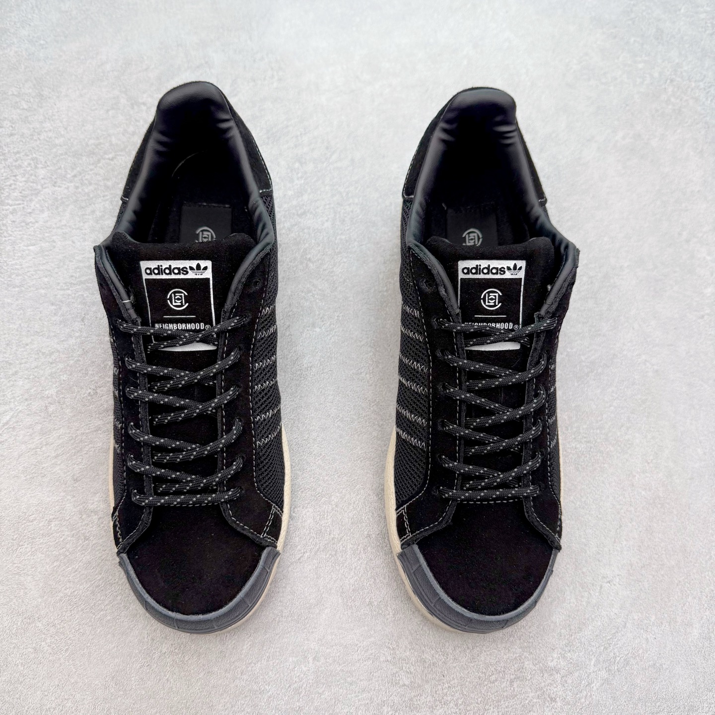 图片[2]-NBHD/NEIGHBORHOOD x CLOT x Adidas Originals Superstar PNS 贝壳头联名 锯齿底系列低帮百搭休闲运动板鞋 IE8879 AD Originals与陈冠希正式宣布成为全球合作伙伴，共同打造 Originals by Edison Chen系列。这一重要联合将开启重新定义创新精神和塑造文化传承的新时代。全球生活方式品牌CLOT迎来了成立20周年，陈冠希作为创始人兼创意总监，年轻时从温哥华移居香港，这段经历让他感受到了东西方文化的碰撞，拥有丰富的视角使他对东西方多元化有了更加深入的认识，并为创立CLOT打下了坚实的基础。对于此次合作，陈冠希凭借着他的思维视野和创意能力，结合adidas丰富的档案和历史，推出了一系列独家合作款式。CLOT 2024年春夏系列时装秀以“承前启后”为主题展开，寓意着品牌致力于培养新秀，延续以国际视野呈现中华文化，并将其创作带到全球的承诺。为进一步加强创意理念，CLOT创始人兼创意总监陈冠希特别邀请了著名时装设计师Humberto Leon，共同设计了本季度系列。该系列围绕三种截然不同的风格进行探索，包括正式、富有生活感和街头风格的服饰，呈现出既可以分别探索又能将三者融合的系列。其中还包括了adidas与陈冠希携手NEIGHBORHOOD共同推出的NEIGHBORHOOD CLOT SUPERSTAR BY EDISON CHEN三方联名鞋款，经过重新设计的标志性SUPERSTAR运动鞋以齿状鞋底和仿旧处理的半贝壳头结合形成独特的轮廓，鞋面网布下有反光装饰的三条纹细节，后跟部分同样点缀着带有反光装饰效果的“凝结集团”标志。adidas Originals by Edison Chen系列旨在体现品牌与陈冠希对创新精神的共同愿景。尺码：36 36⅔ 37⅓ 38 38⅔ 39⅓ 40 40⅔ 41⅓ 42 42⅔ 43⅓ 44 44⅔ 45-选品中心