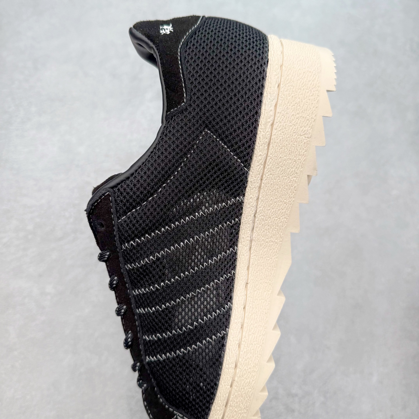 图片[7]-NBHD/NEIGHBORHOOD x CLOT x Adidas Originals Superstar PNS 贝壳头联名 锯齿底系列低帮百搭休闲运动板鞋 IE8879 AD Originals与陈冠希正式宣布成为全球合作伙伴，共同打造 Originals by Edison Chen系列。这一重要联合将开启重新定义创新精神和塑造文化传承的新时代。全球生活方式品牌CLOT迎来了成立20周年，陈冠希作为创始人兼创意总监，年轻时从温哥华移居香港，这段经历让他感受到了东西方文化的碰撞，拥有丰富的视角使他对东西方多元化有了更加深入的认识，并为创立CLOT打下了坚实的基础。对于此次合作，陈冠希凭借着他的思维视野和创意能力，结合adidas丰富的档案和历史，推出了一系列独家合作款式。CLOT 2024年春夏系列时装秀以“承前启后”为主题展开，寓意着品牌致力于培养新秀，延续以国际视野呈现中华文化，并将其创作带到全球的承诺。为进一步加强创意理念，CLOT创始人兼创意总监陈冠希特别邀请了著名时装设计师Humberto Leon，共同设计了本季度系列。该系列围绕三种截然不同的风格进行探索，包括正式、富有生活感和街头风格的服饰，呈现出既可以分别探索又能将三者融合的系列。其中还包括了adidas与陈冠希携手NEIGHBORHOOD共同推出的NEIGHBORHOOD CLOT SUPERSTAR BY EDISON CHEN三方联名鞋款，经过重新设计的标志性SUPERSTAR运动鞋以齿状鞋底和仿旧处理的半贝壳头结合形成独特的轮廓，鞋面网布下有反光装饰的三条纹细节，后跟部分同样点缀着带有反光装饰效果的“凝结集团”标志。adidas Originals by Edison Chen系列旨在体现品牌与陈冠希对创新精神的共同愿景。尺码：36 36⅔ 37⅓ 38 38⅔ 39⅓ 40 40⅔ 41⅓ 42 42⅔ 43⅓ 44 44⅔ 45-选品中心