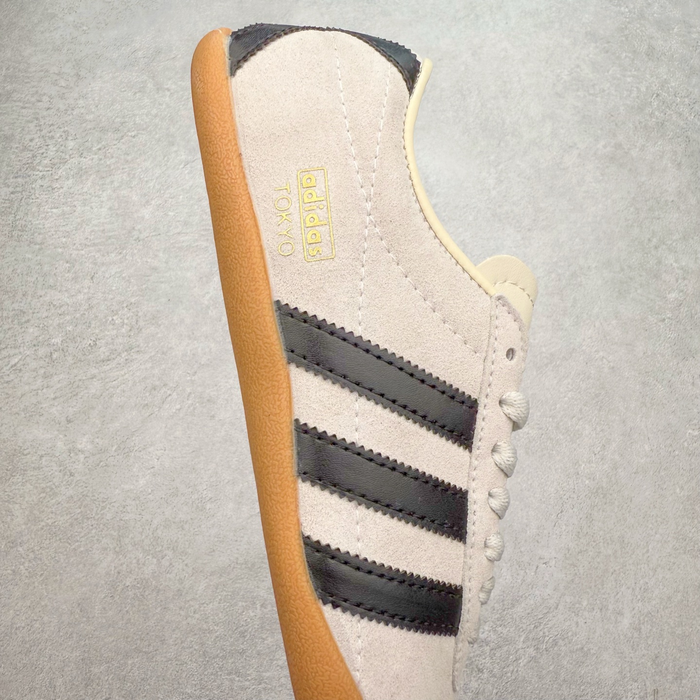 图片[6]-AD Originals Tokyo 东京限定系列复古百搭薄底德训风低帮休闲运动T头鞋 JI0182 ORIGINALS 挖掘复古运动基因，文 将经典与现代完美融合，推出薄底鞋系列，引起潮流趋势。此次COSTS带来的是ADIDAS ORIGINALS TOKYO系列黑白两款百搭配色，鞋款鞋面舒适贴合脚面， 同时采用柔软材质，穿着轻便舒适；中底缓震性能，鞋底有一定弹性，日常穿搭舒适且防滑。尺码：35⅔ 36 36⅔ 37⅓ 38 38⅔ 39⅓ 40 40⅔ 41⅓ 42 42⅔ 43⅓ 44 45-选品中心