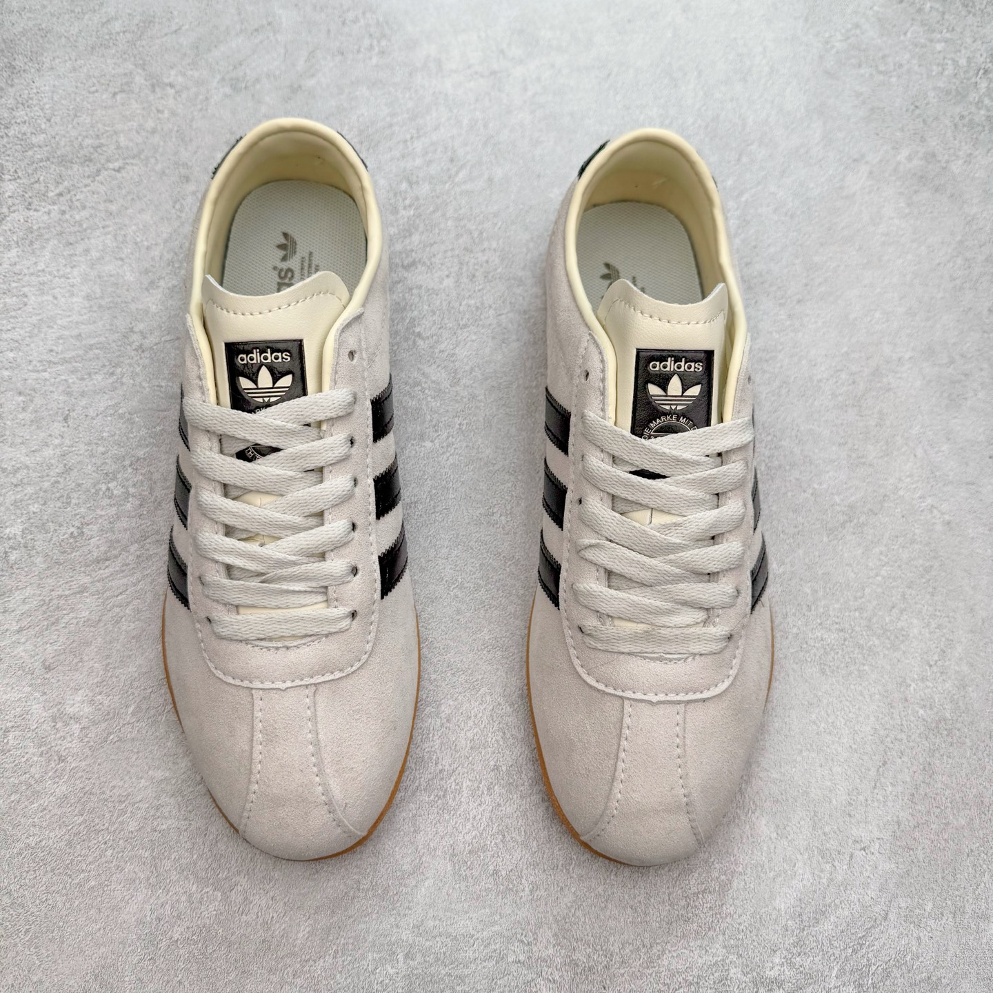 图片[2]-AD Originals Tokyo 东京限定系列复古百搭薄底德训风低帮休闲运动T头鞋 JI0182 ORIGINALS 挖掘复古运动基因，文 将经典与现代完美融合，推出薄底鞋系列，引起潮流趋势。此次COSTS带来的是ADIDAS ORIGINALS TOKYO系列黑白两款百搭配色，鞋款鞋面舒适贴合脚面， 同时采用柔软材质，穿着轻便舒适；中底缓震性能，鞋底有一定弹性，日常穿搭舒适且防滑。尺码：35⅔ 36 36⅔ 37⅓ 38 38⅔ 39⅓ 40 40⅔ 41⅓ 42 42⅔ 43⅓ 44 45-选品中心