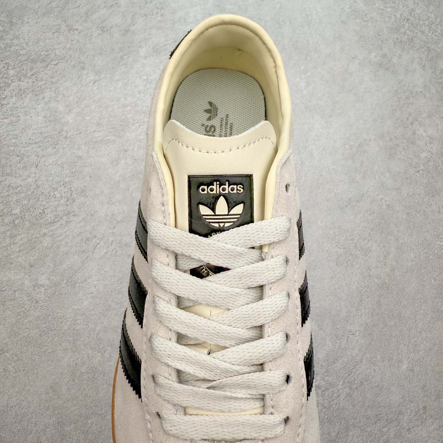 图片[5]-AD Originals Tokyo 东京限定系列复古百搭薄底德训风低帮休闲运动T头鞋 JI0182 ORIGINALS 挖掘复古运动基因，文 将经典与现代完美融合，推出薄底鞋系列，引起潮流趋势。此次COSTS带来的是ADIDAS ORIGINALS TOKYO系列黑白两款百搭配色，鞋款鞋面舒适贴合脚面， 同时采用柔软材质，穿着轻便舒适；中底缓震性能，鞋底有一定弹性，日常穿搭舒适且防滑。尺码：35⅔ 36 36⅔ 37⅓ 38 38⅔ 39⅓ 40 40⅔ 41⅓ 42 42⅔ 43⅓ 44 45-选品中心