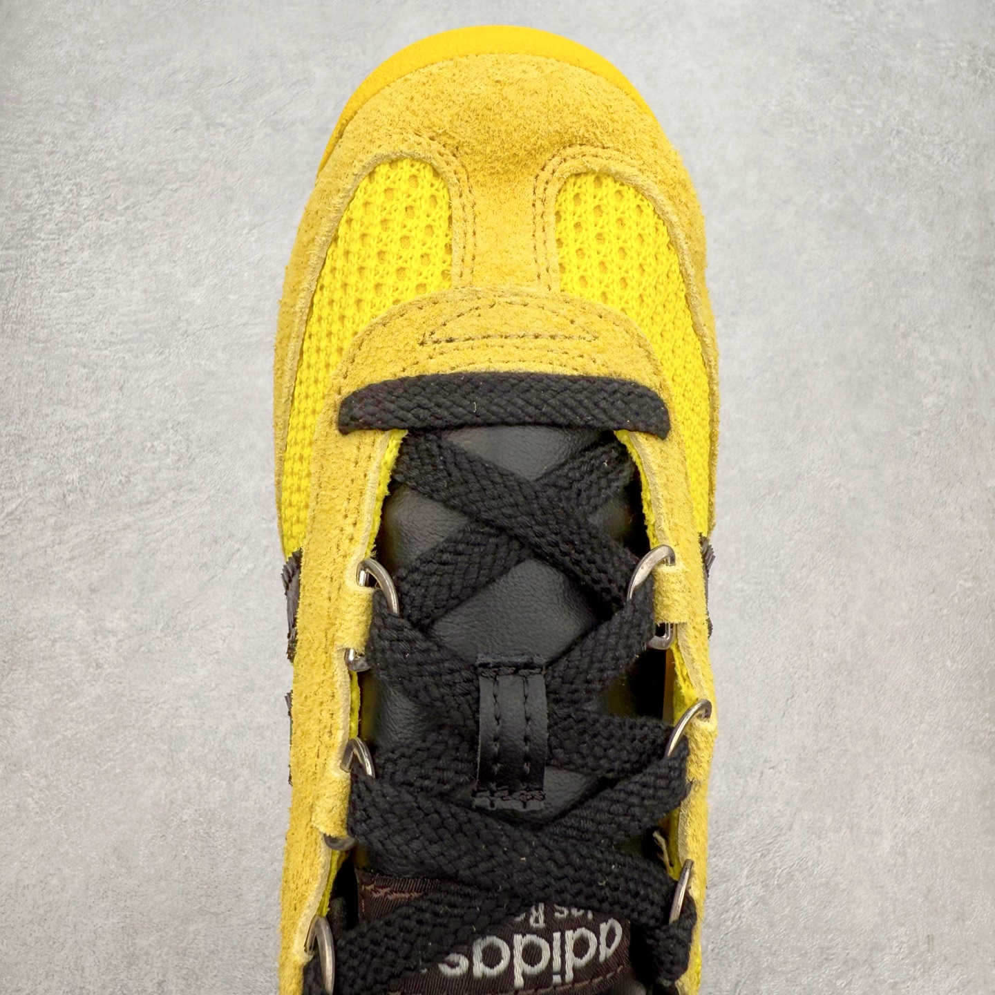 图片[4]-＃福利特价 AD Wmns SL72 OG 系列德训足球风百搭低帮休闲运动板鞋 采用高弹EVA+MODEL+RB三层组合底 区别市面RB一体大底 三层组合鞋底重量与原鞋一致 Originals 将有「T 头鞋」造型的诞生于 1972 年的 SL72 鞋款复刻带回 各位买鞋又有新选择了 1972 年 SL72 问世后 引领了后来阿迪达斯的跑鞋发展方向 其中「SL」代表了 Super Light 彰显了产品轻便的特性 1972 年 SL72 问世后 引领了后来阿迪达斯的跑鞋发展方向 其中「SL」代表了 Super Light 彰显了产品轻便的特性 这次 Originals 延续其轻质经典的基因 带来男女两款 SL72 男生款带来 SL72 RS 鞋型 RS 意为 Reshaped（重塑）鞋款在保留了经典的外观基础上 在尼龙材质里增加了填充物 使鞋型更加挺立和饱满 鞋头则更加圆润 鞋底的 EVA 材质则增加了鞋款的高度 女生款则带来 SL72 OG W 鞋型 OG 顾名思义则是致敬经典款式 相较于 RS（Reshaped）鞋款 鞋身更加纤细 其整体鞋身轮廓、线条、细节、材质上尊崇 70 年代 SL72 的设计 还原经典味道 尺码：36 36⅔ 37⅓ 38 38⅔ 39⅓ 40 40⅔ 41⅓ 42 42⅔ 43⅓ 44 44⅔ 45-选品中心